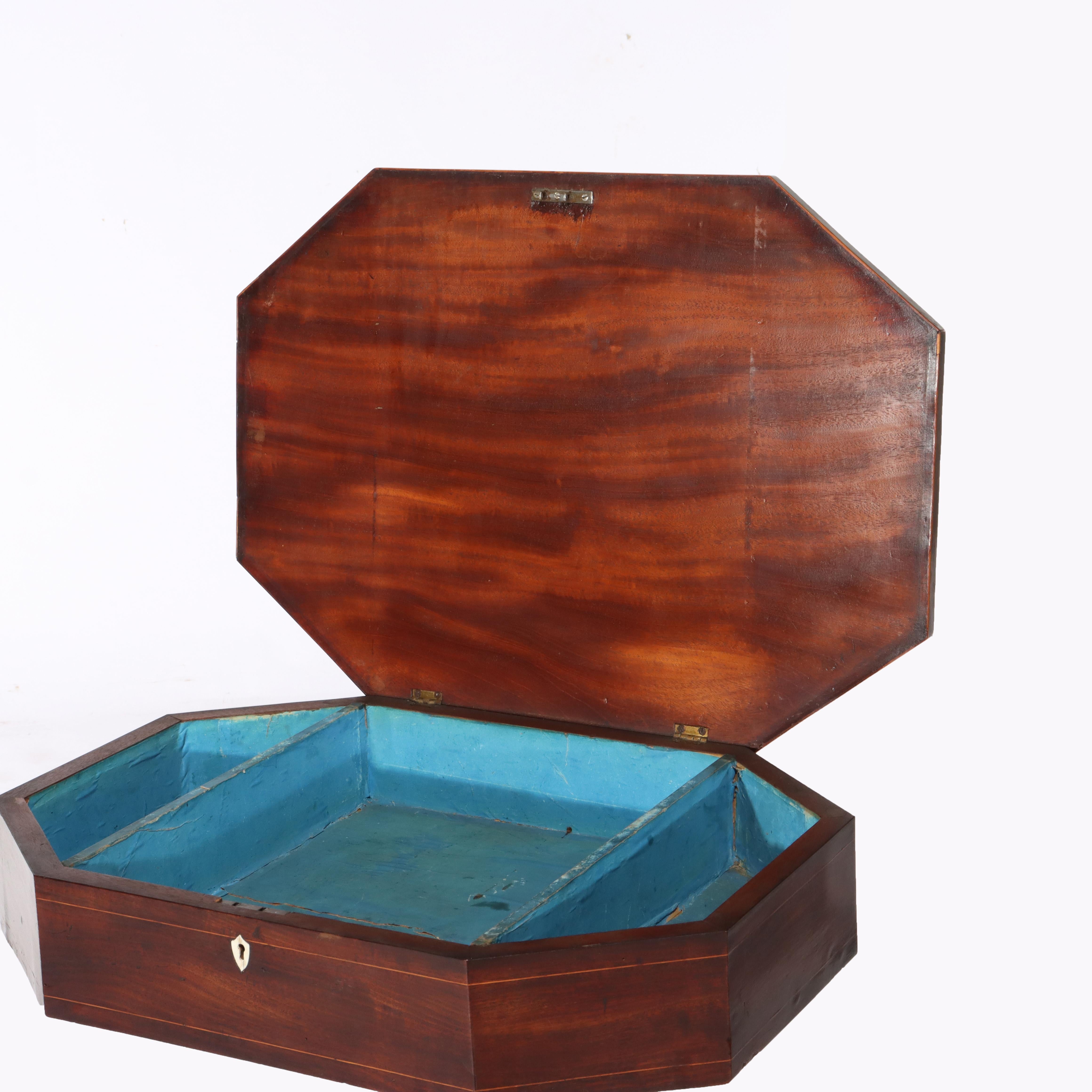 Antiguo Costurero Federal Sheraton de caoba con pata de araña c1820 en Bueno estado para la venta en Big Flats, NY