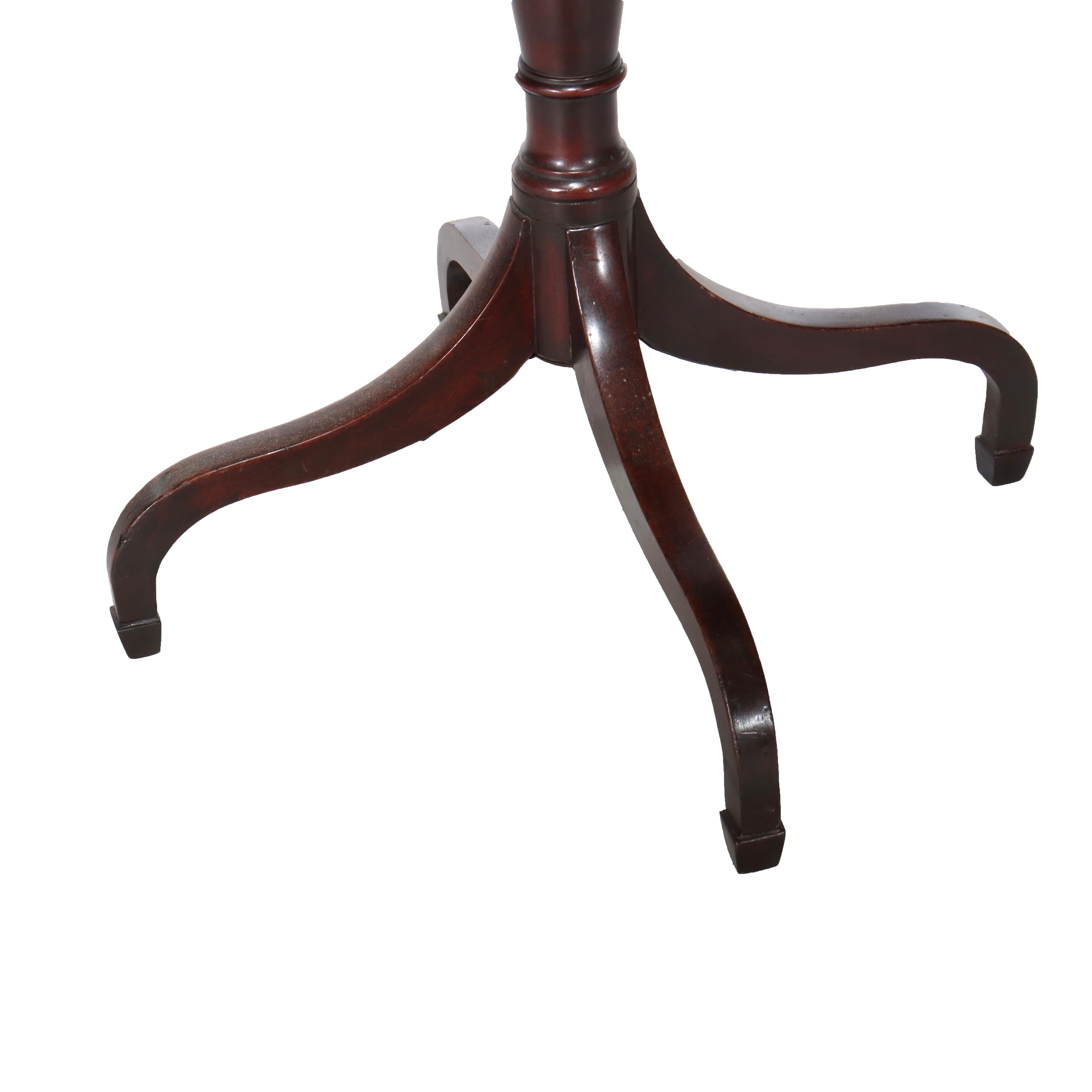 Antiguo Costurero Federal Sheraton de caoba con pata de araña c1820 siglo XIX en venta