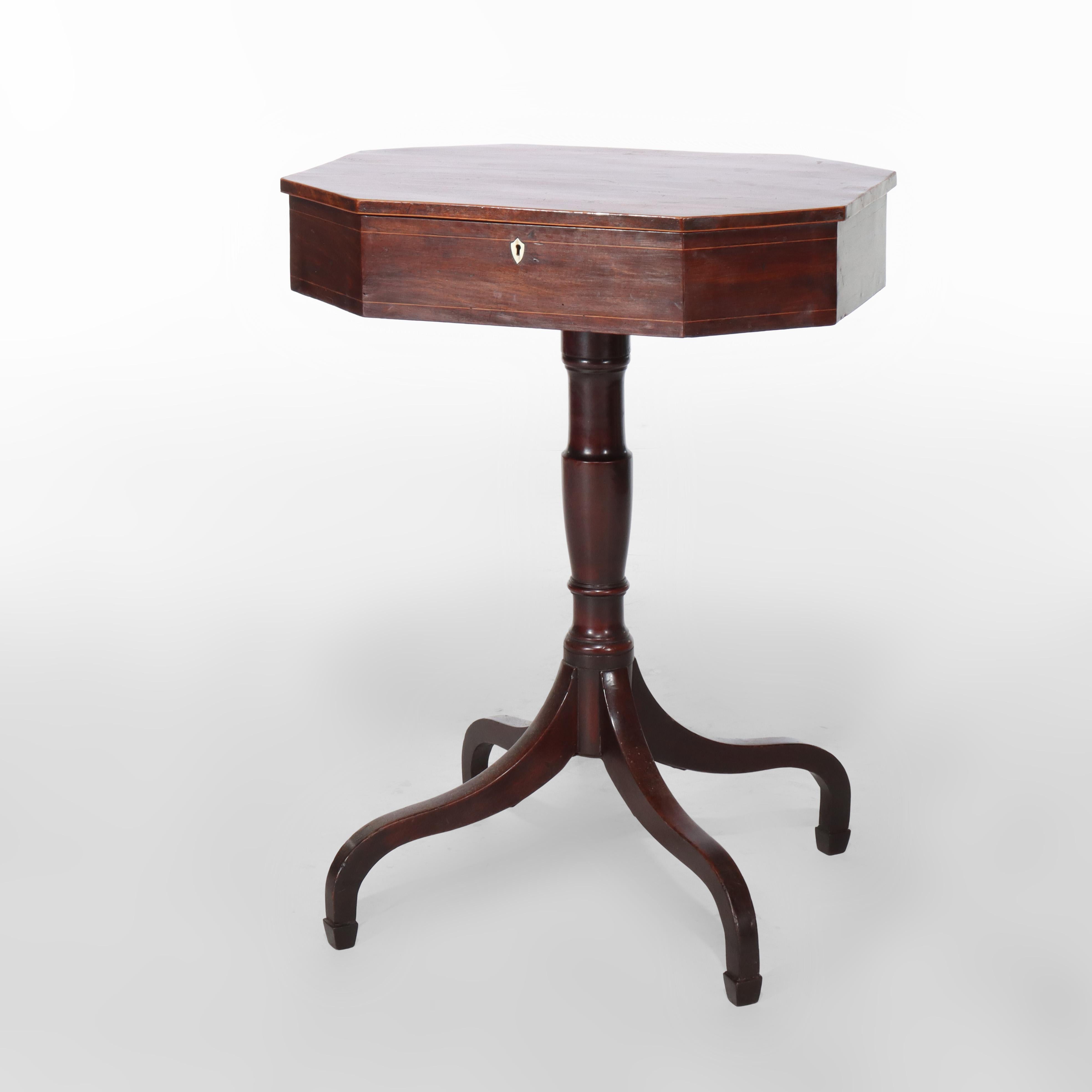 Antiguo Costurero Federal Sheraton de caoba con pata de araña c1820 Caoba en venta