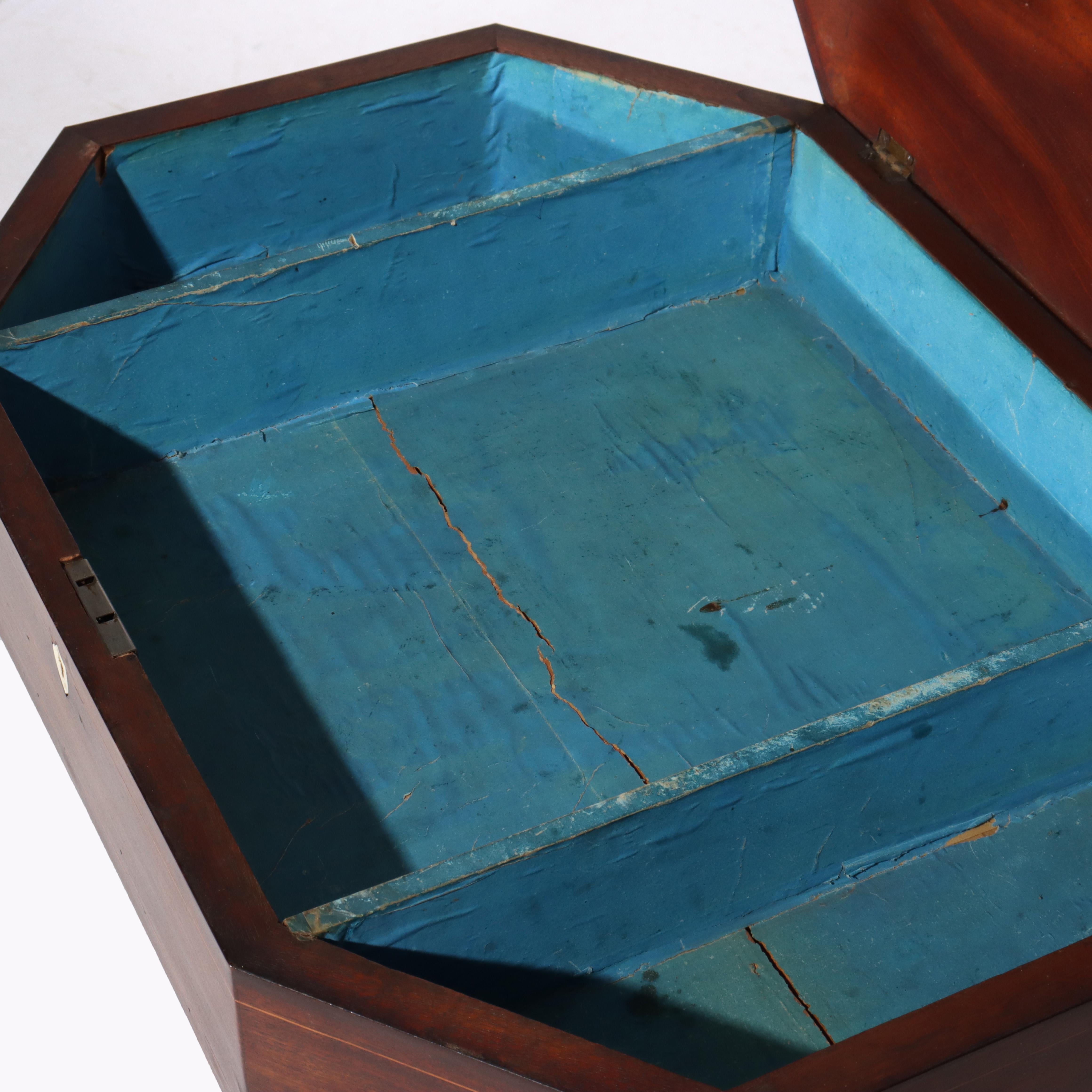 Antiguo Costurero Federal Sheraton de caoba con pata de araña c1820 en venta 2