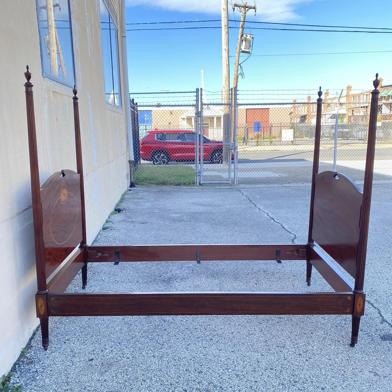 Ancien Sheraton Federal Pinwheel Inlay Mahogany 4 Poster Twin Bed Frame - Pair en vente 4