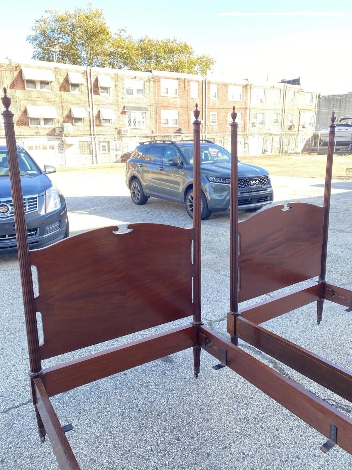 Ancien Sheraton Federal Pinwheel Inlay Mahogany 4 Poster Twin Bed Frame - Pair en vente 5