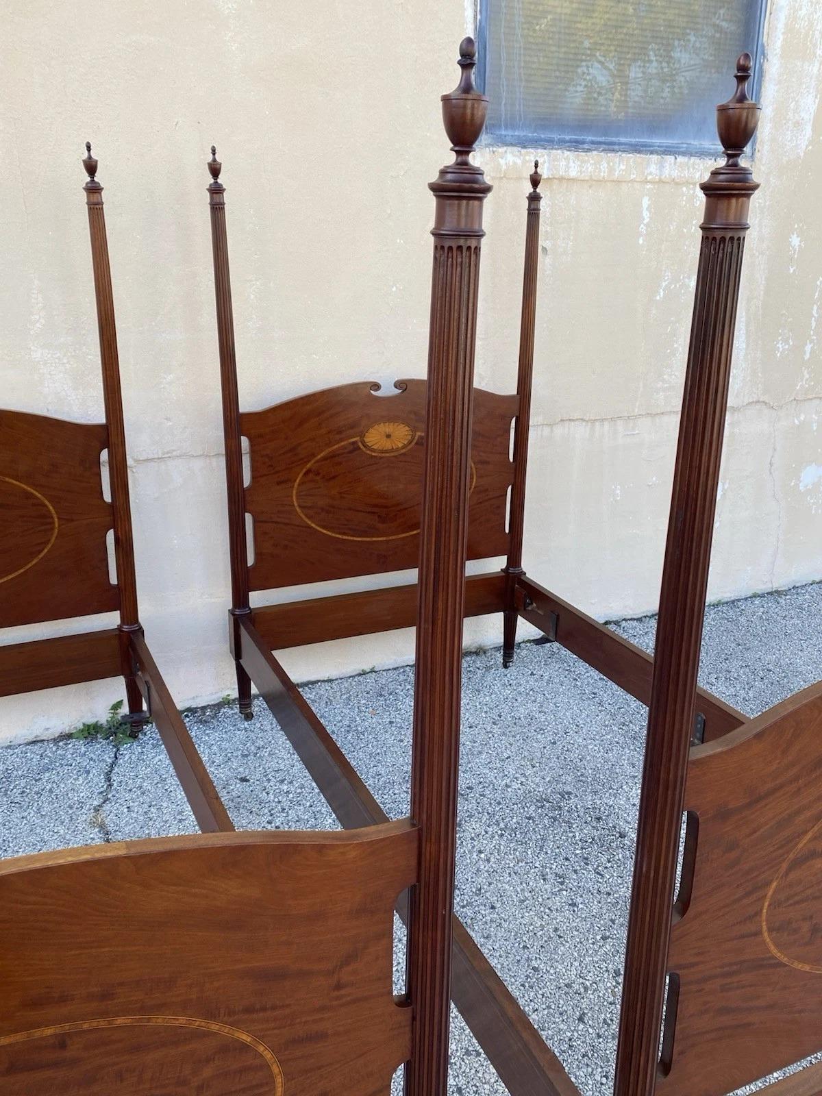 Ancien Sheraton Federal Pinwheel Inlay Mahogany 4 Poster Twin Bed Frame - Pair en vente 9
