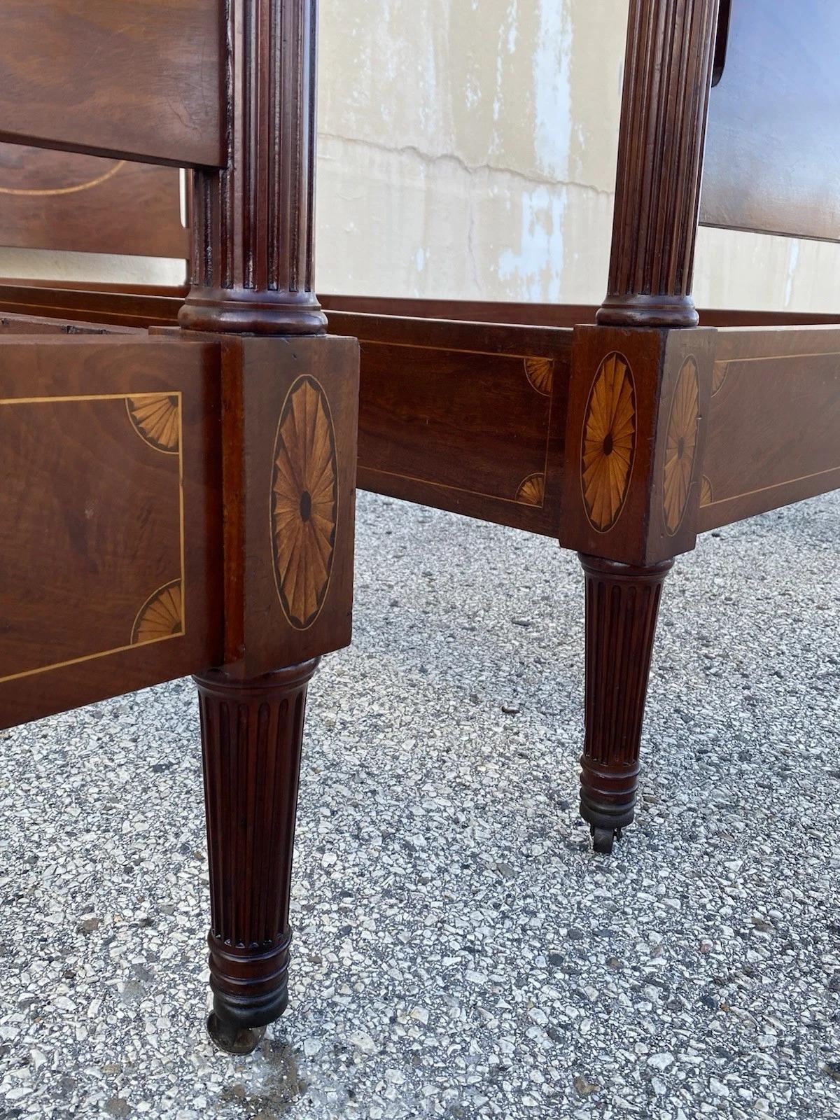 Ancien Sheraton Federal Pinwheel Inlay Mahogany 4 Poster Twin Bed Frame - Pair en vente 10