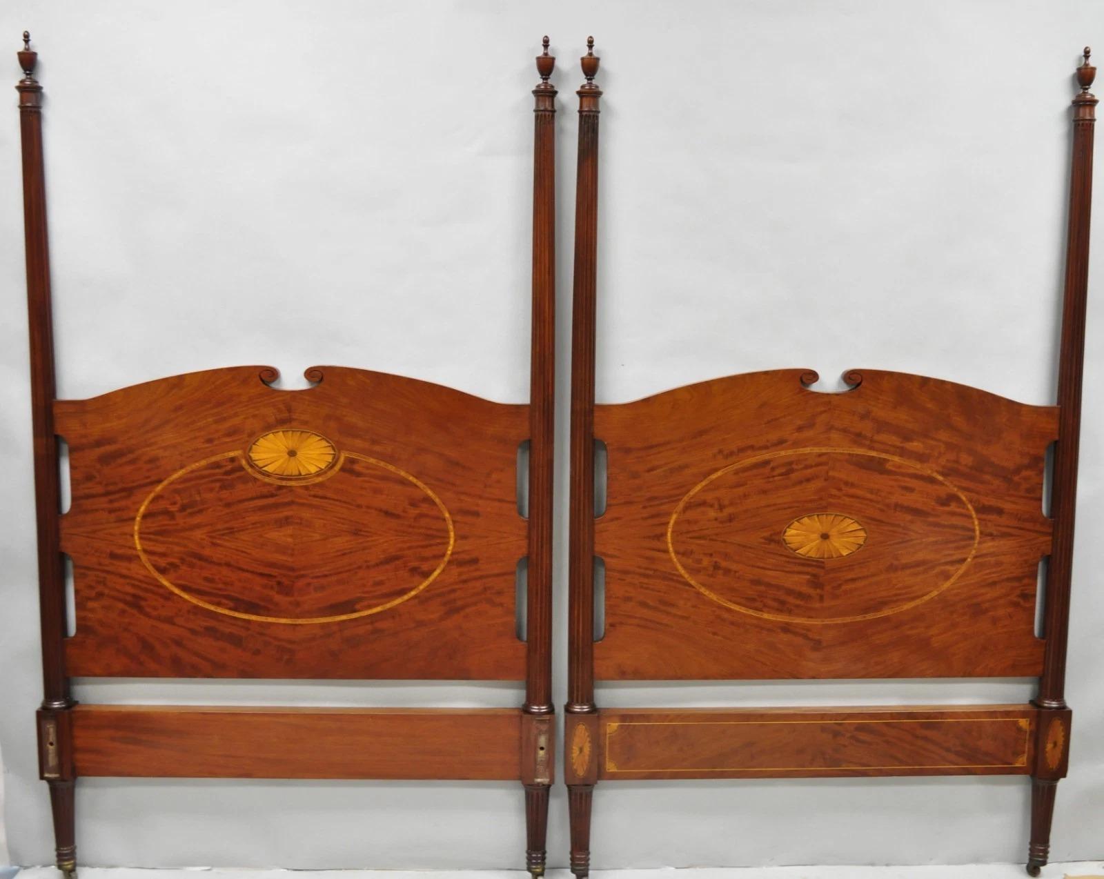 Fédéral Ancien Sheraton Federal Pinwheel Inlay Mahogany 4 Poster Twin Bed Frame - Pair en vente