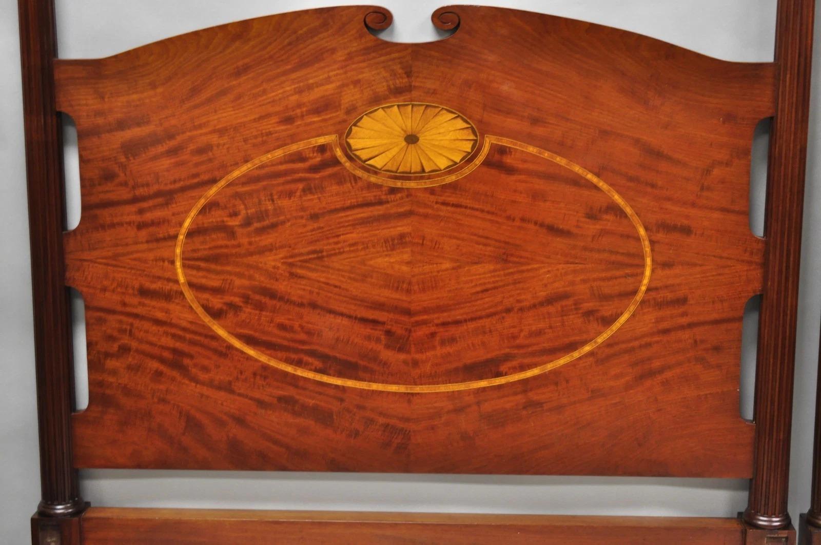 Ancien Sheraton Federal Pinwheel Inlay Mahogany 4 Poster Twin Bed Frame - Pair Bon état - En vente à Philadelphia, PA