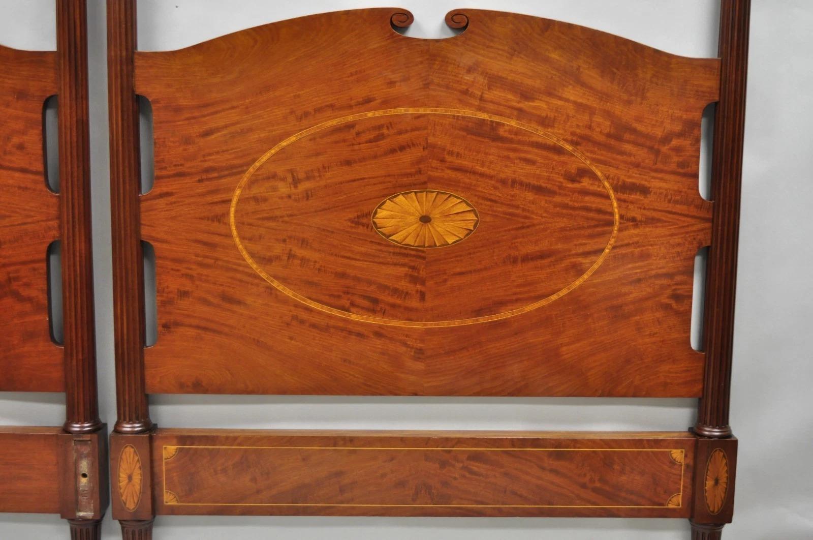Acajou Ancien Sheraton Federal Pinwheel Inlay Mahogany 4 Poster Twin Bed Frame - Pair en vente