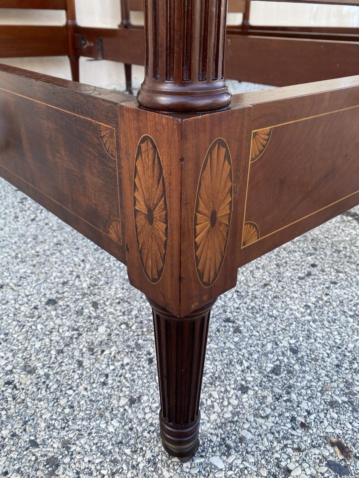 Ancien Sheraton Federal Pinwheel Inlay Mahogany 4 Poster Twin Bed Frame - Pair en vente 2