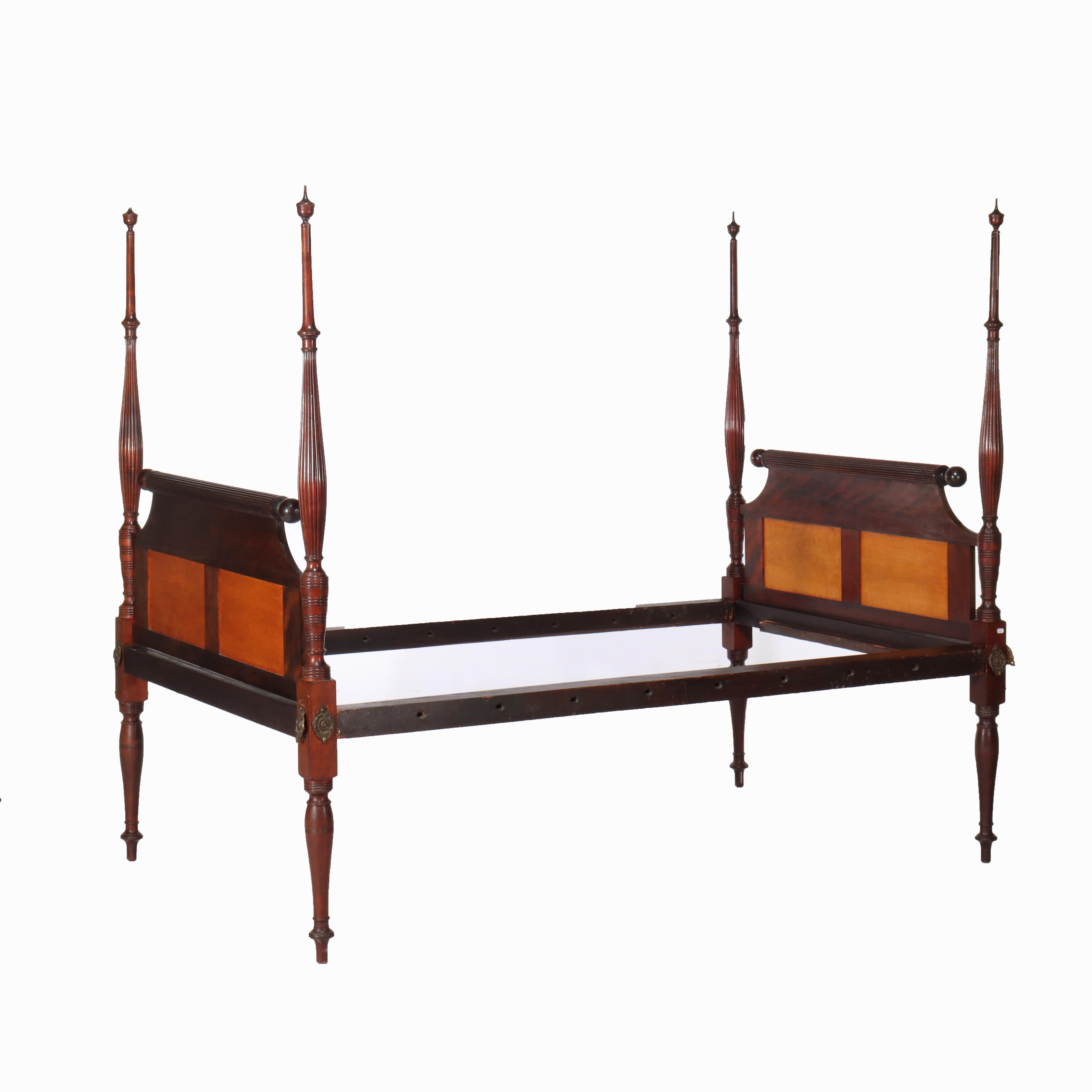 Antico telaio per letto Sheraton in mogano e acero di monte, c1830 in vendita 6