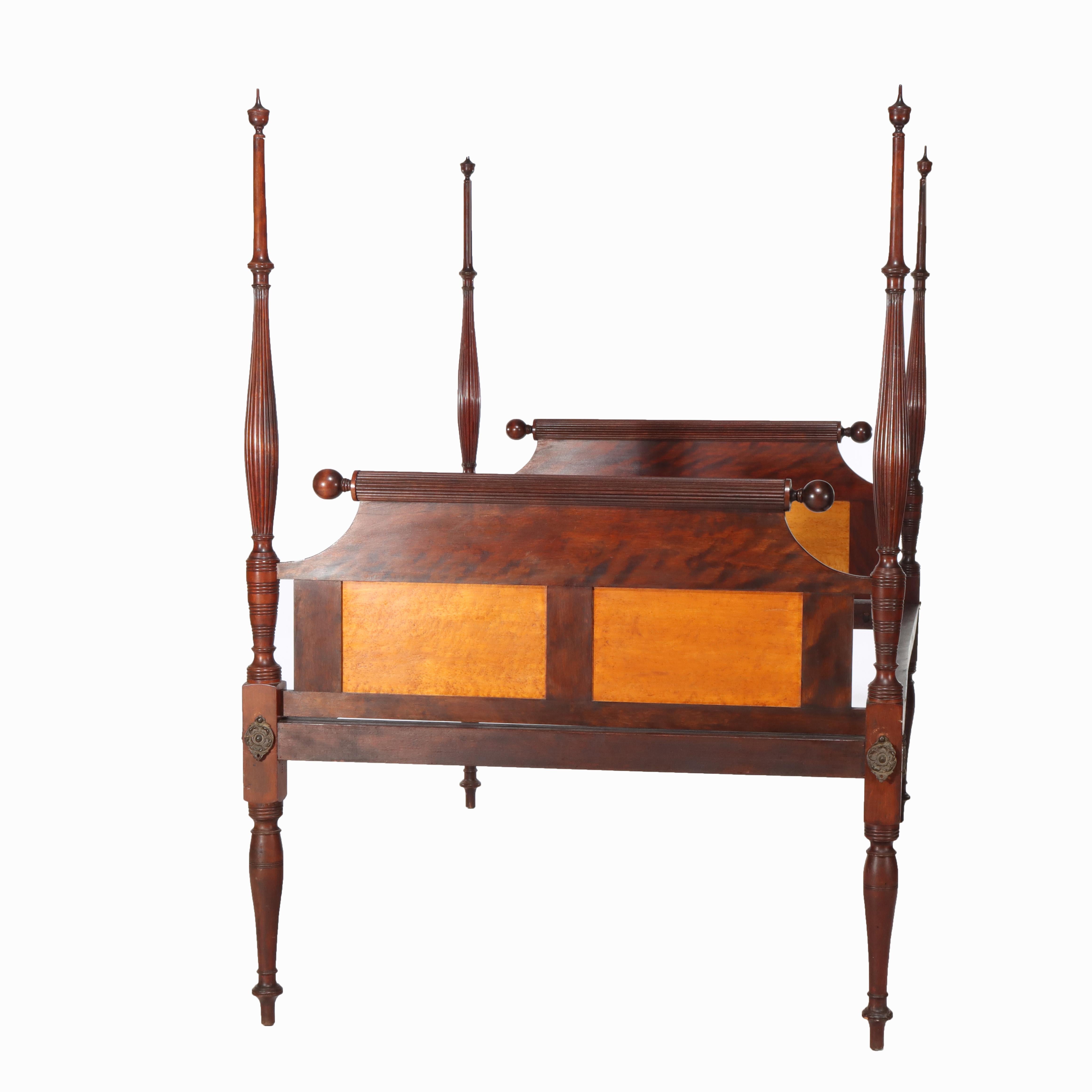 Mogano Antico telaio per letto Sheraton in mogano e acero di monte, c1830 in vendita