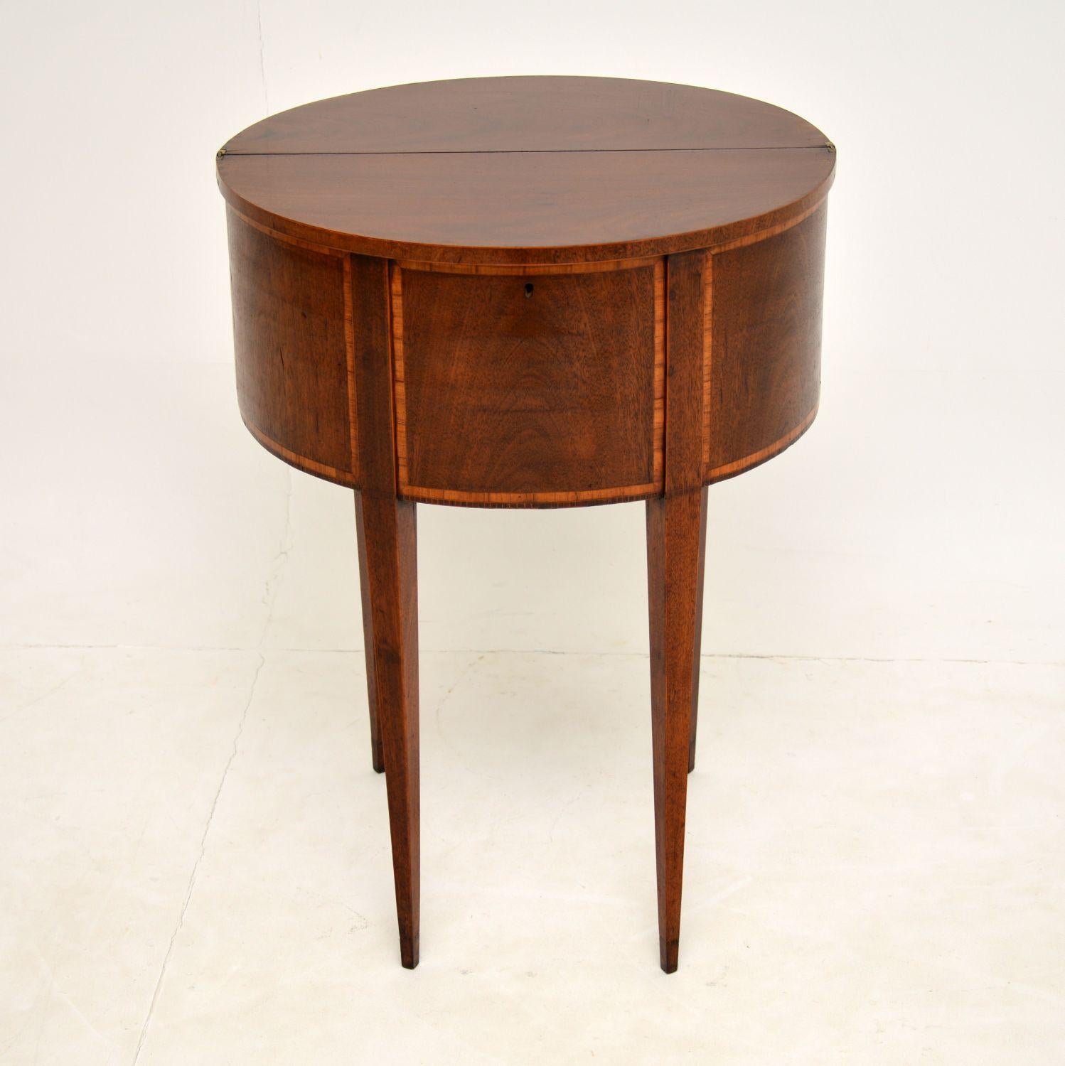 A lovely and extremely unusual antique side table made from satin wood inlay. This is in the Sheraton style, we are not quite sure if it is Edwardian (c.1900) or Georgian Period (c.1800). It is hard to tell as it is quite a unique piece, that has