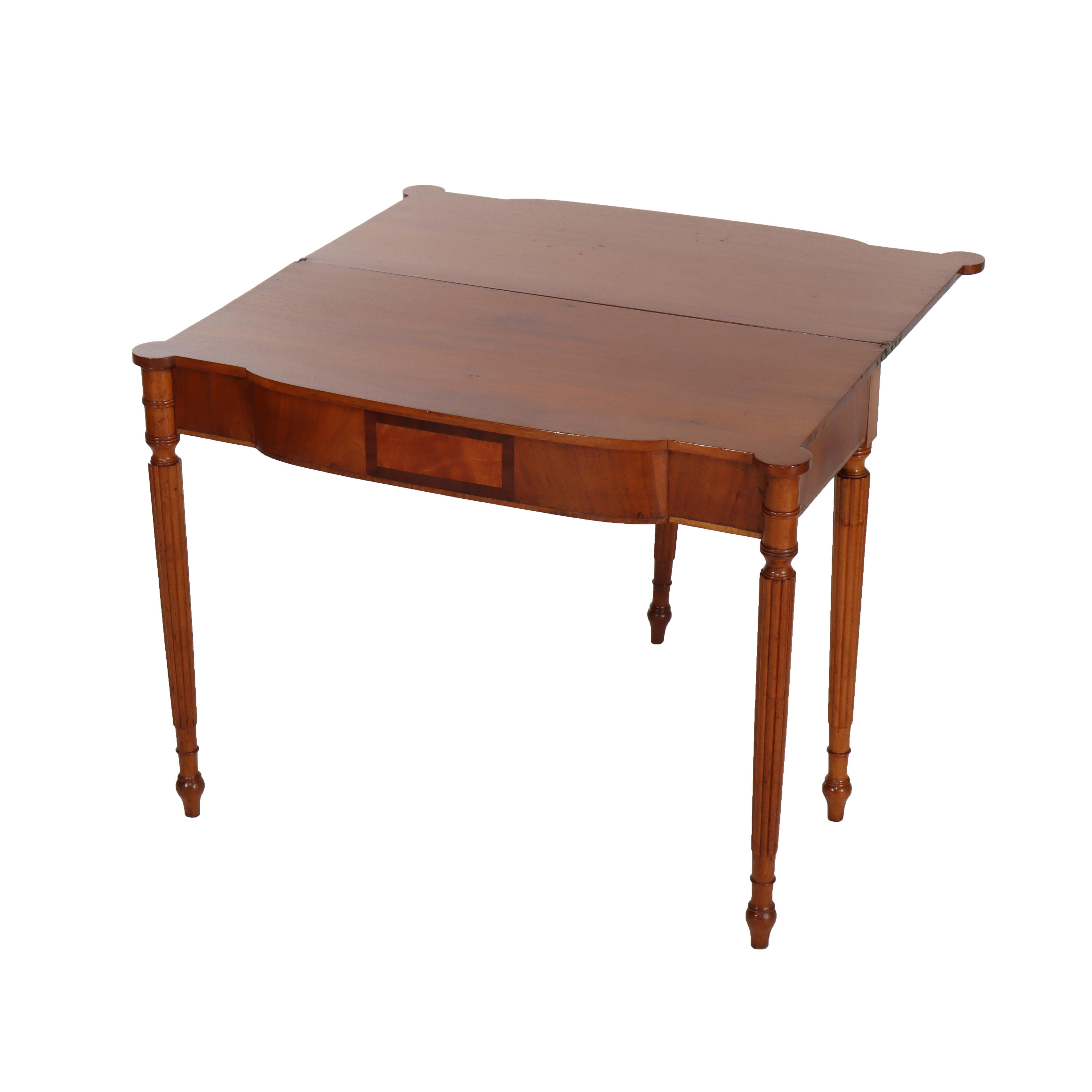 Acajou Ancienne table à cartes Sheraton à tourelle en acajou avec bandes et incrustations C1830 en vente