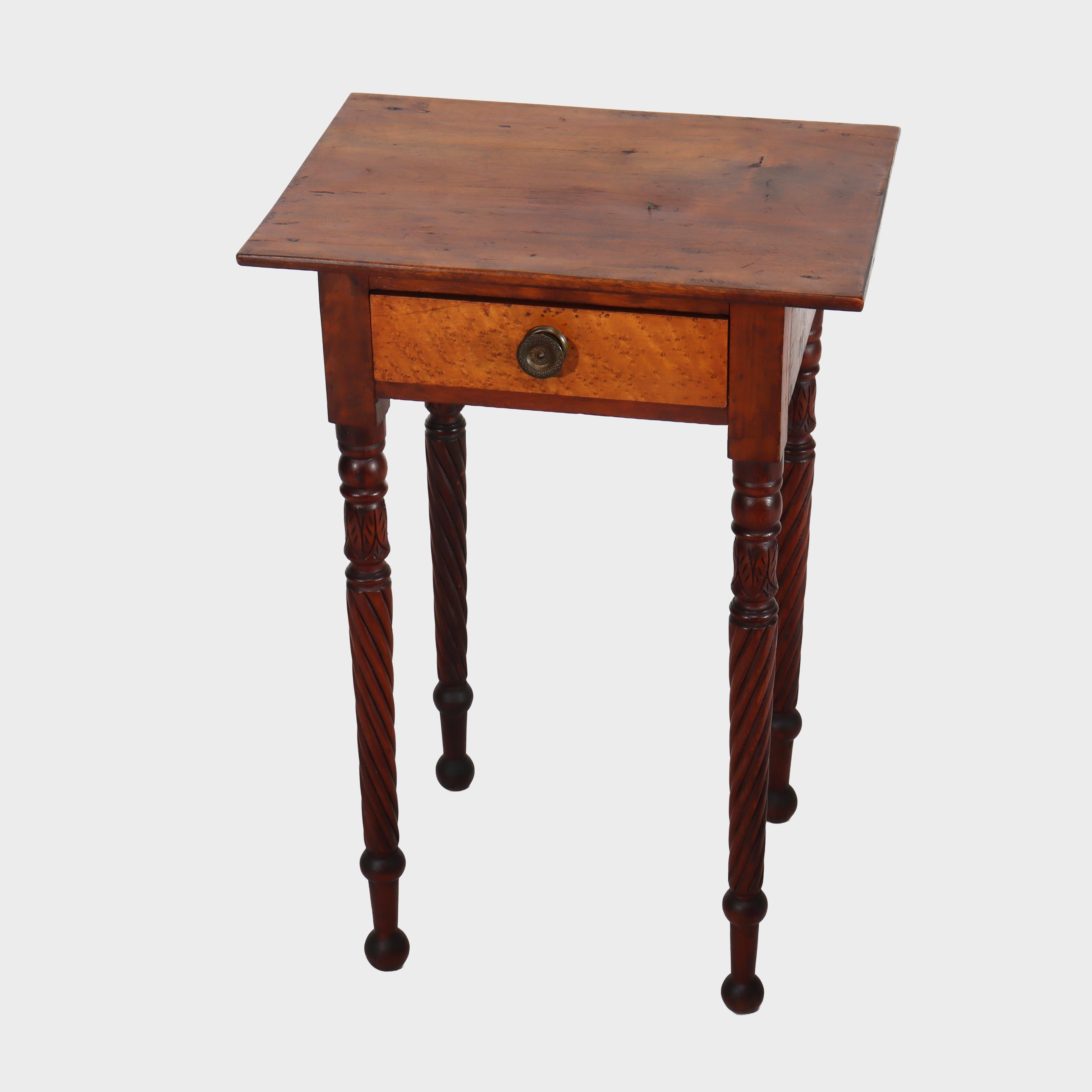 Ancienne table d'appoint Sheraton en acajou et érable à œil d'oiseau avec pieds torsadés en corde Bon état - En vente à Big Flats, NY