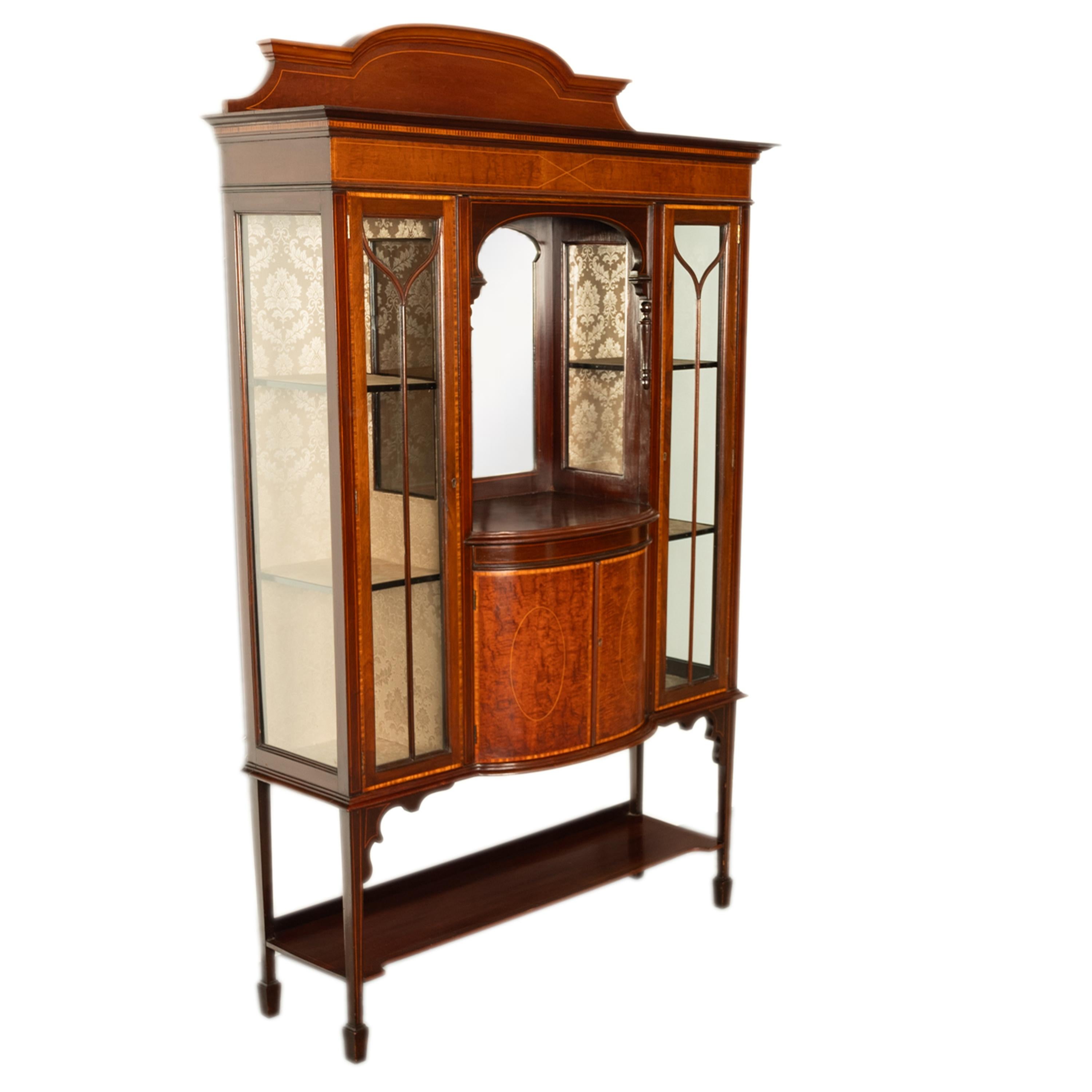 Un raffinato ed elegante mobile in mogano intarsiato di epoca edoardiana Sheraton, Regency Revival, circa 1900.
Il mobile ha una galleria ad arco intarsiata nella parte superiore, il mobile sottostante è intarsiato con stringhe di legno di raso, al