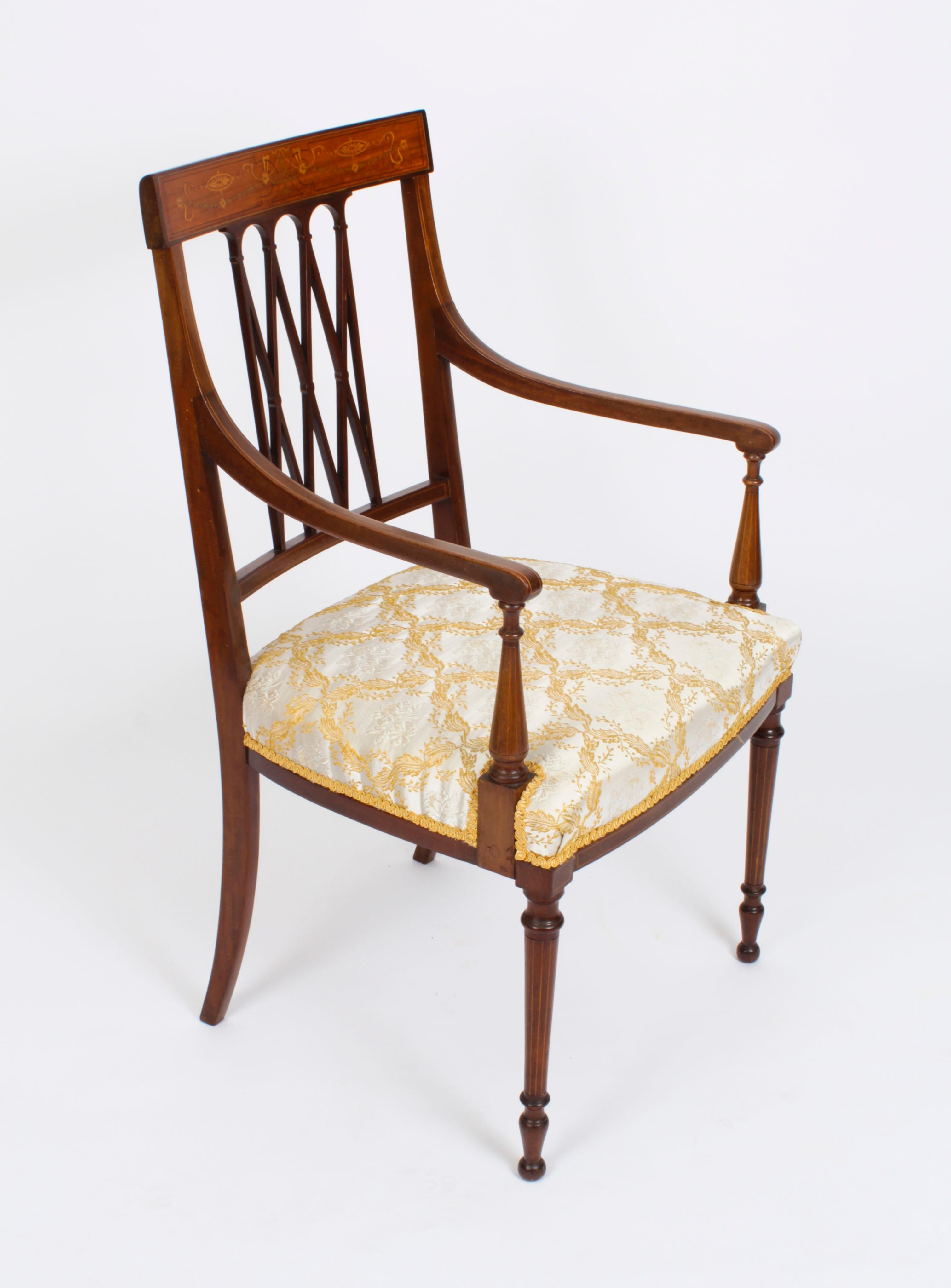 Il s'agit d'une fantastique chaise d'appoint anglaise de la fin de l'époque victorienne de style Sheraton, fabriquée par le célèbre détaillant et fabricant Maple & Co, et datant de 1870.
 
Fabriqué de main de maître dans un superbe acajou, avec un