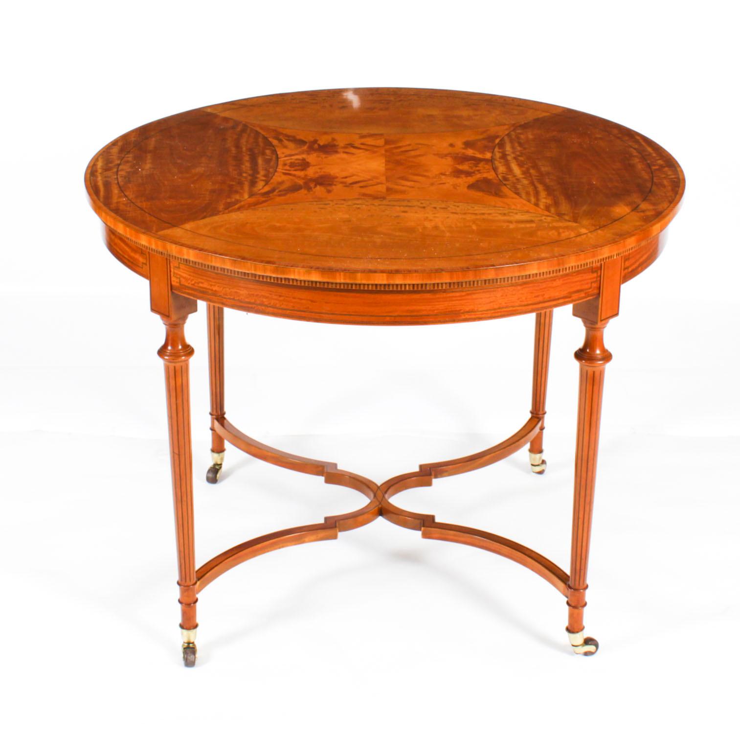 Il s'agit d'une magnifique table centrale en bois satiné de style néo-zélandais Sheraton, datant d'environ 1900.

Cette splendide table centrale circulaire est magnifiquement recouverte d'une bande transversale et d'un cordon d'ébène. Le plateau est