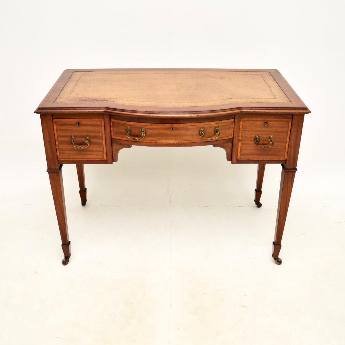 A stunning antique Sheraton Revival Satinwood desk. This dates from around the 1890-1910 period, and it was made in England.

The quality is fantastic, this has beautiful brass handles, fine hand cut dovetailed drawers and it sits on original