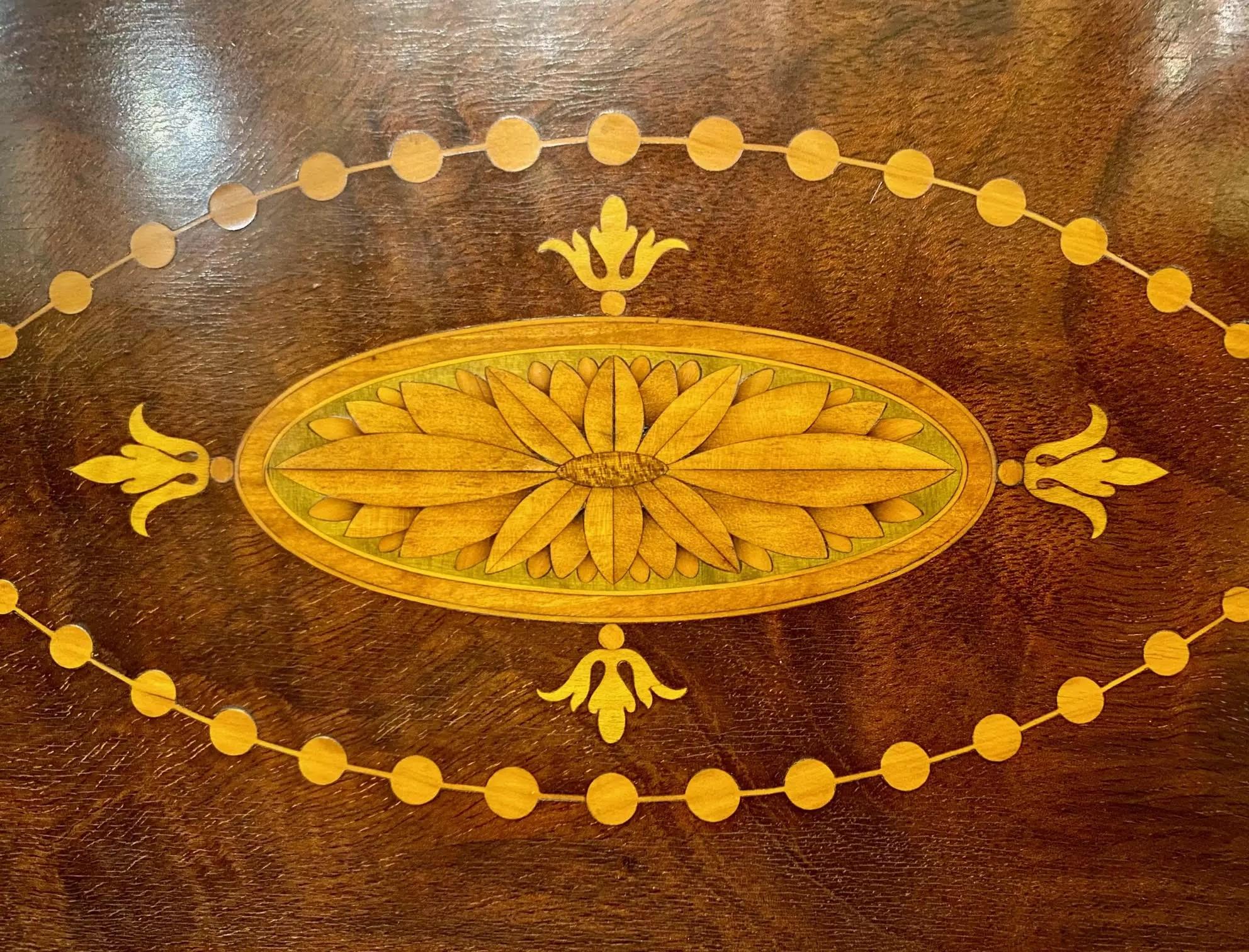 Antiker Sheraton-Revival-Holzmantel mit original handbemalten Kacheln (Intarsie) im Angebot