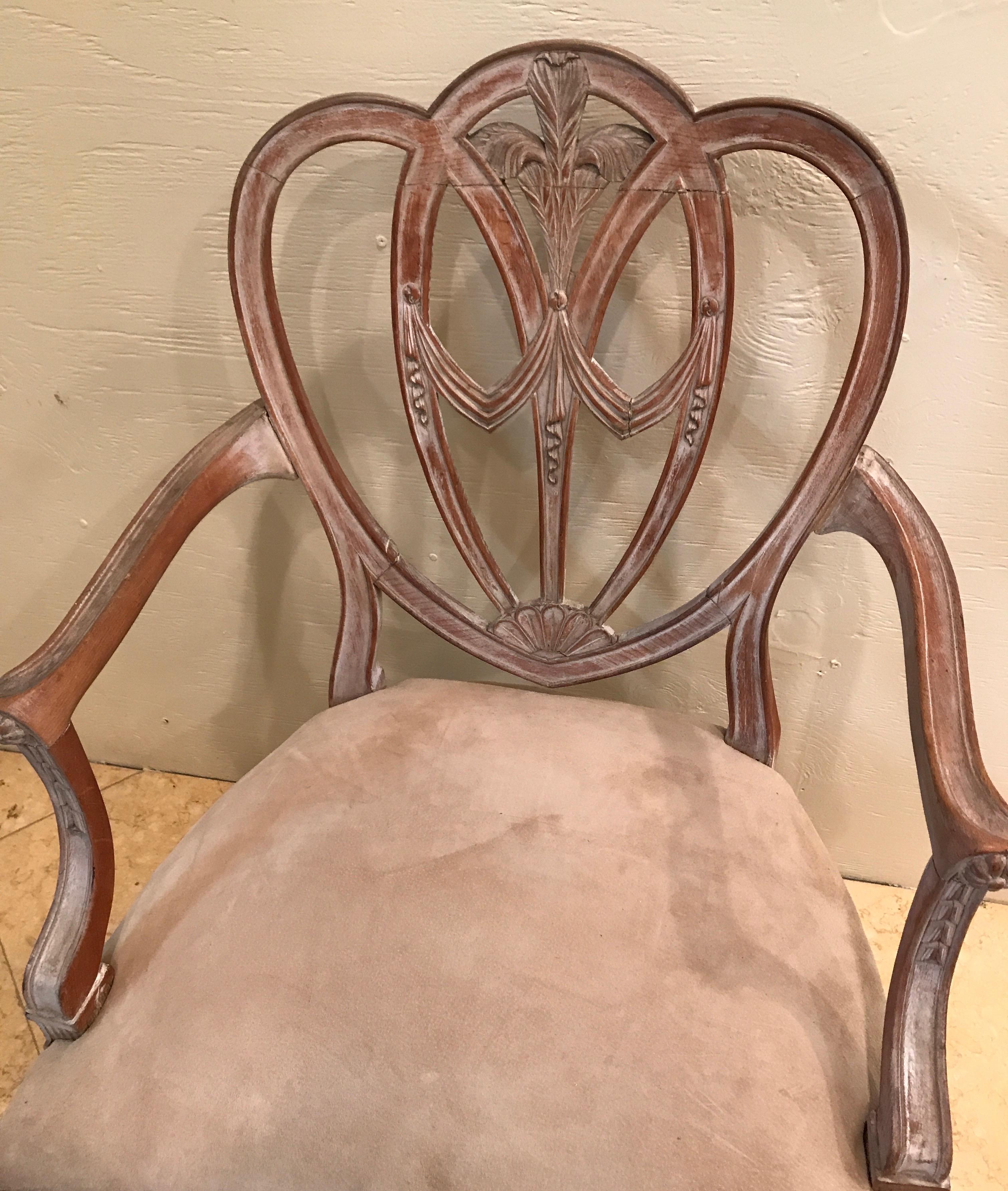 Sessel im Sheraton-Stil mit weiß gewaschenem Gestell und Sitz aus echtem Wildleder.