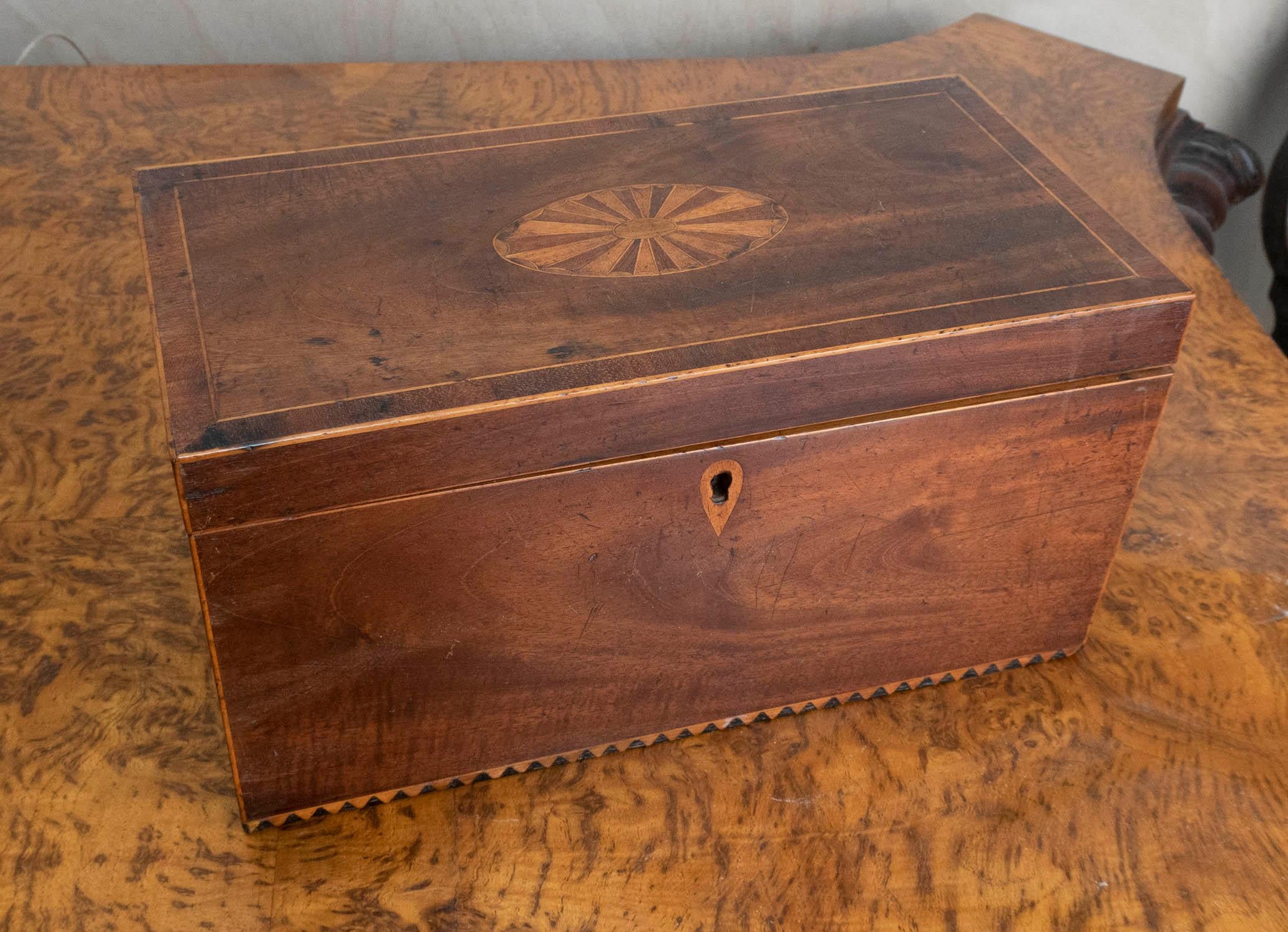 A wonderful tropical hardwood tea caddy. 

Very good quality inlay

Good condition. No missing pieces of inlay

3 compartments with lids

Original patina. Not re-polished

Free UK shipping

  
