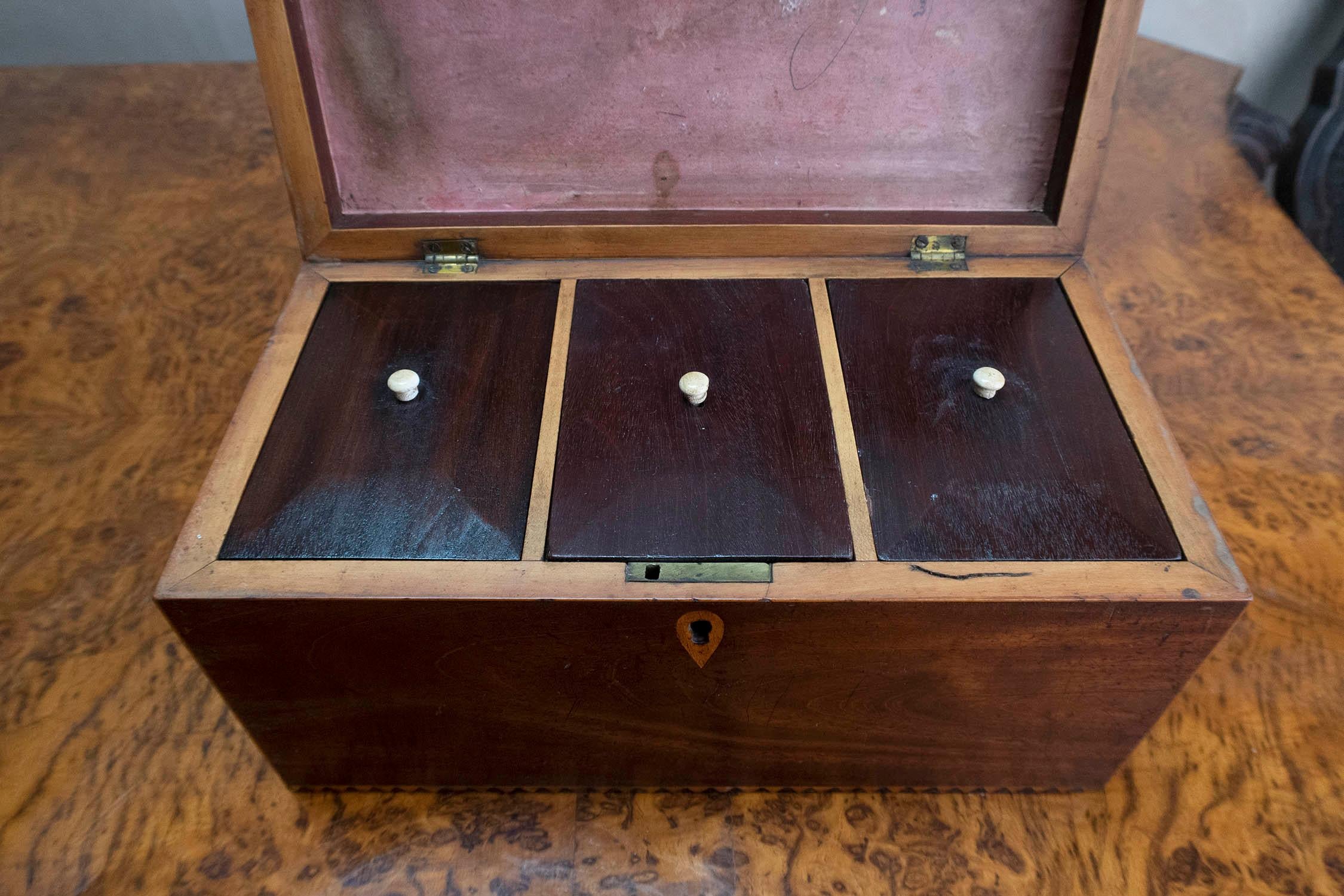 Antique Sheraton Style Inlaid 3 Compartment Tea Caddy. English C.1780 In Good Condition For Sale In St Annes, Lancashire