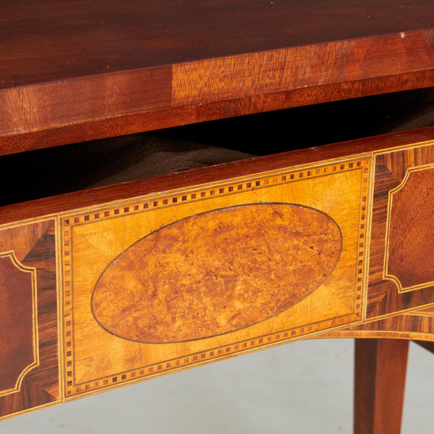 Antikes Sideboard aus Mahagoni mit Intarsien im Sheraton-Stil, mit Filz gefüttertes Besteck im Angebot 1