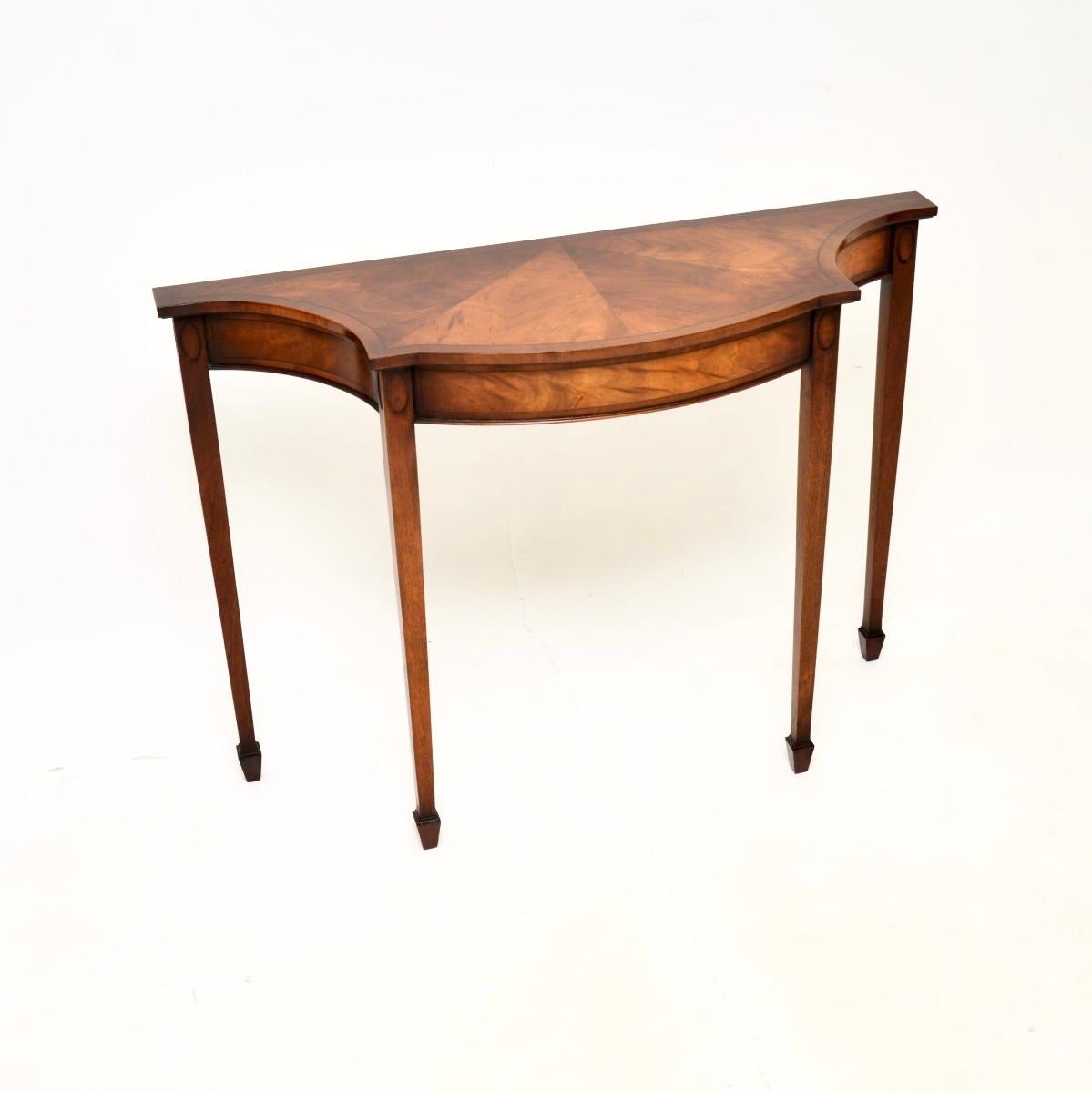 A beautiful and extremely well made antique console table. This was made in England, it dates from around the 1930’s.

It is of very fine quality, with a lovely design. The top has beautifully shaped sides, with cross banded edges and segmented