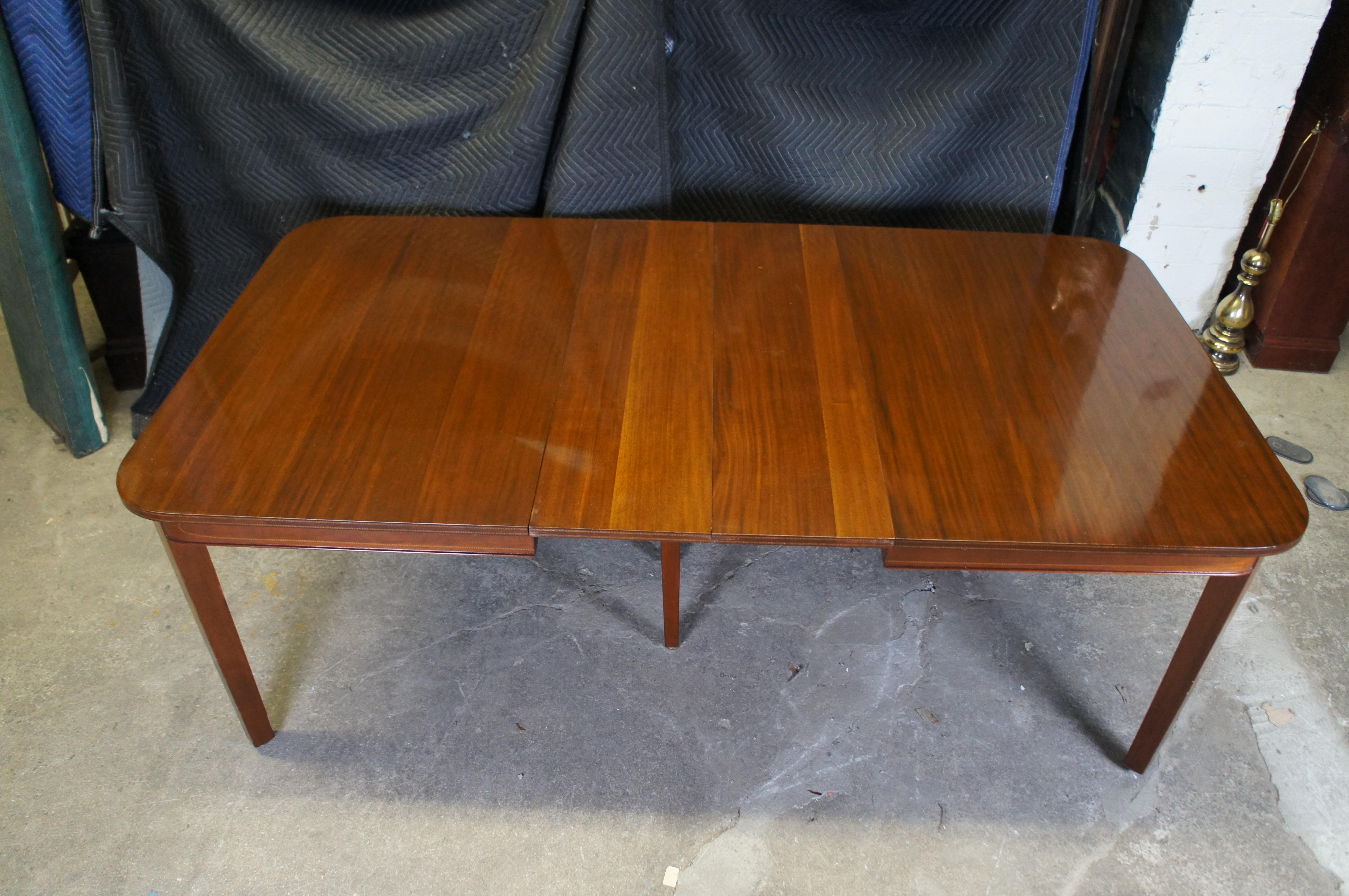 Ancienne table de salle à manger extensible de style Sheraton en acajou et bois fruitier incrusté 83