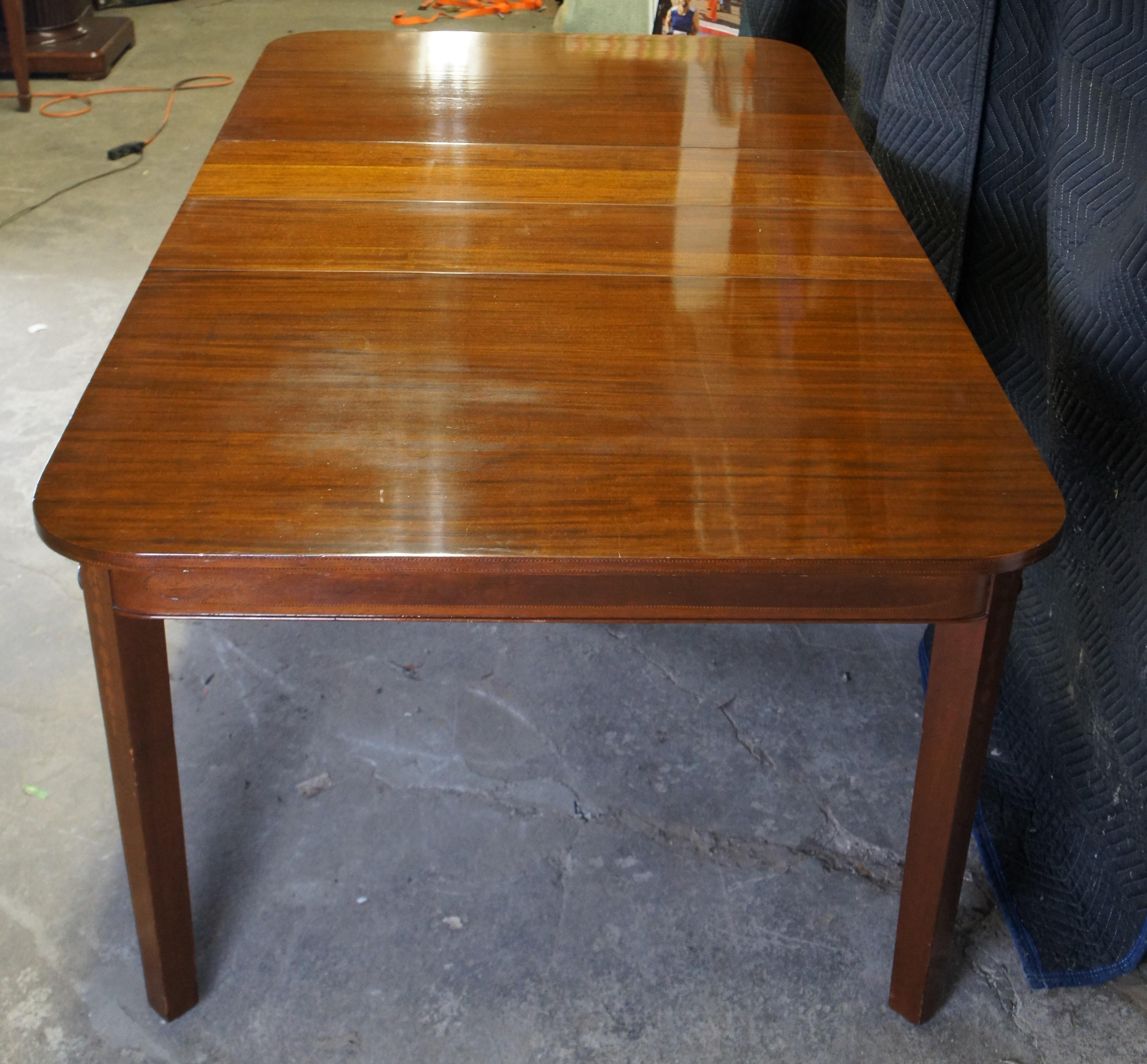 Ancienne table de salle à manger extensible de style Sheraton en acajou et bois fruitier incrusté 83