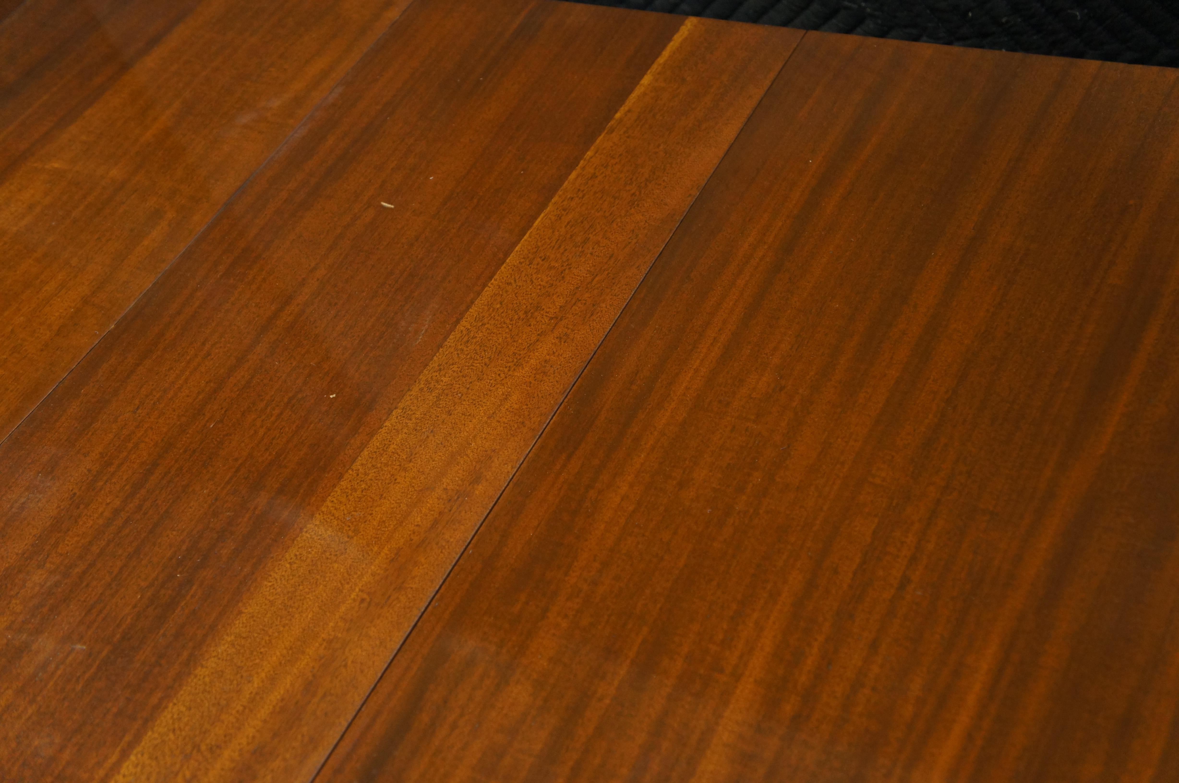 Ancienne table de salle à manger extensible de style Sheraton en acajou et bois fruitier incrusté 83