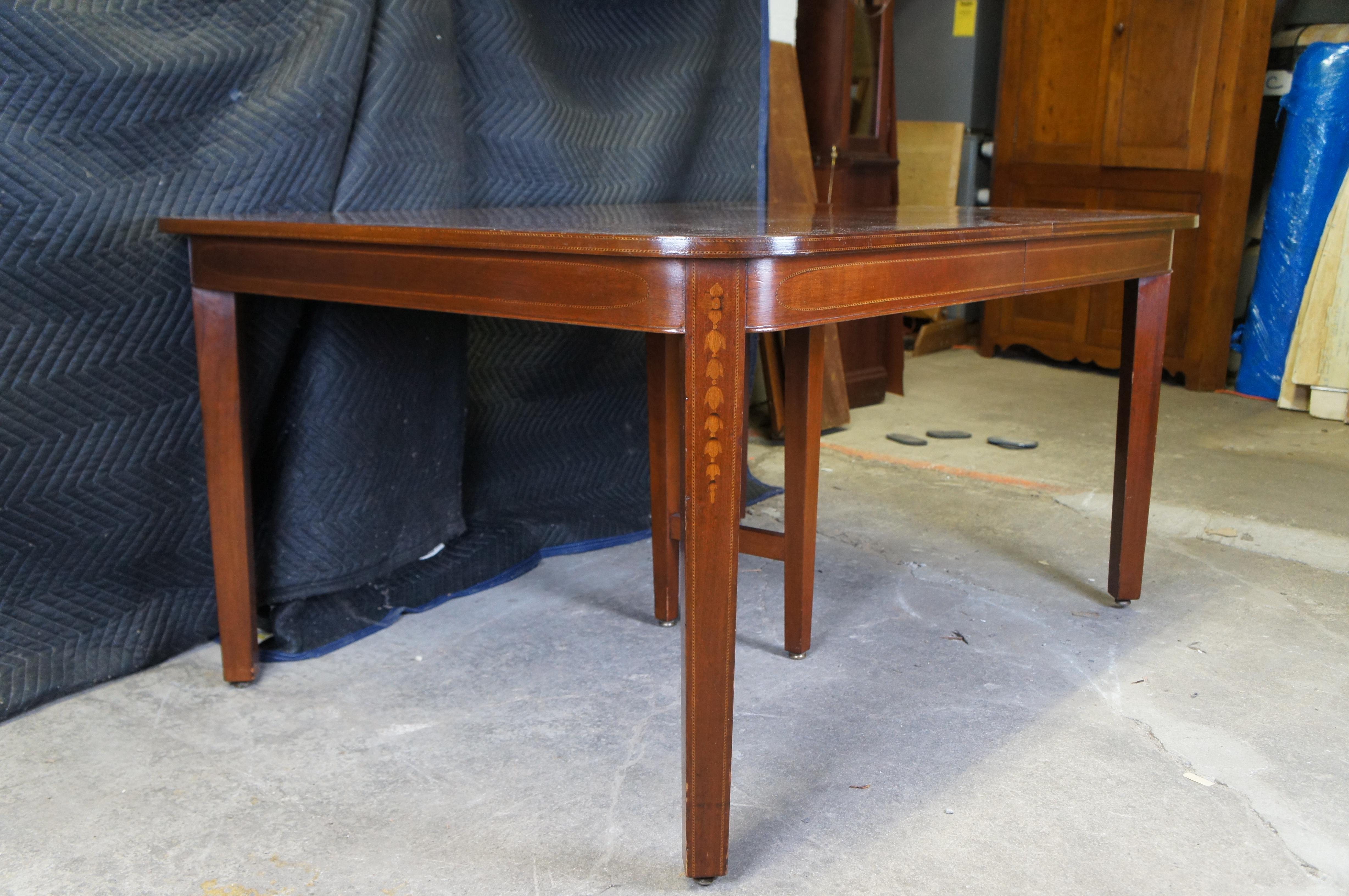 20ième siècle Ancienne table de salle à manger extensible de style Sheraton en acajou et bois fruitier incrusté 83
