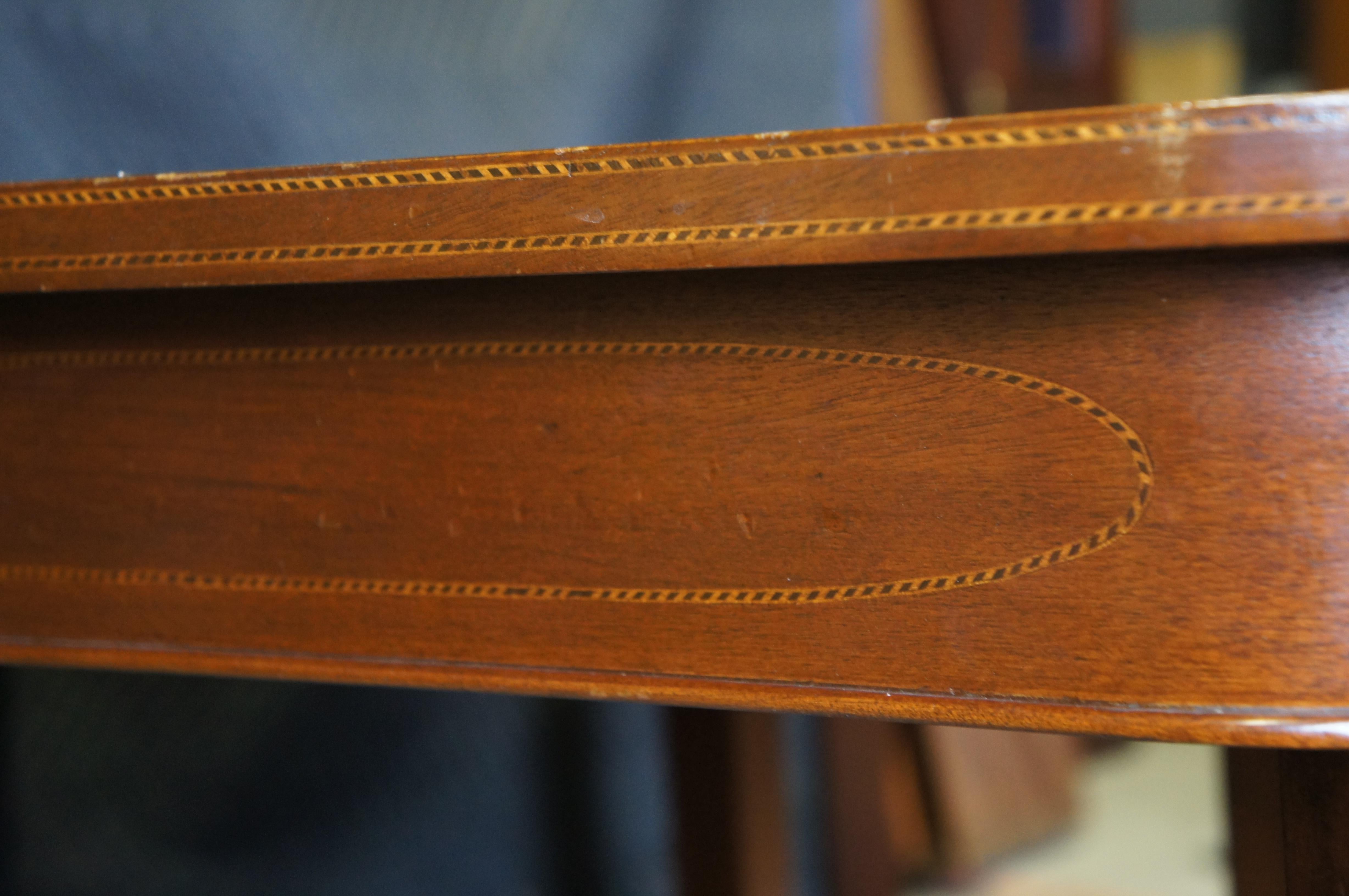 Ancienne table de salle à manger extensible de style Sheraton en acajou et bois fruitier incrusté 83