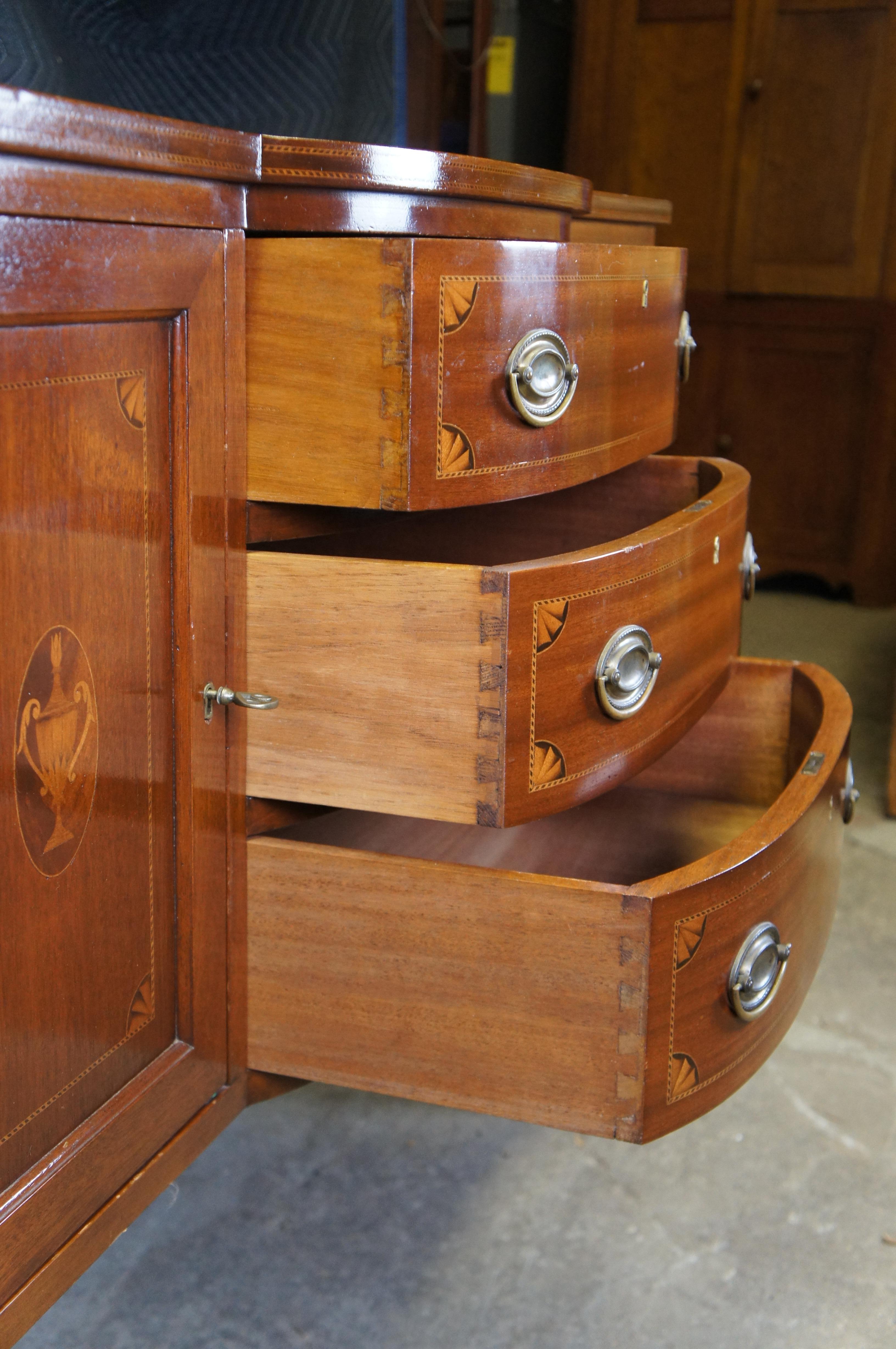 Antico mobile consolle con buffet intarsiato in stile Sheraton con fronte ad arco in vendita 4