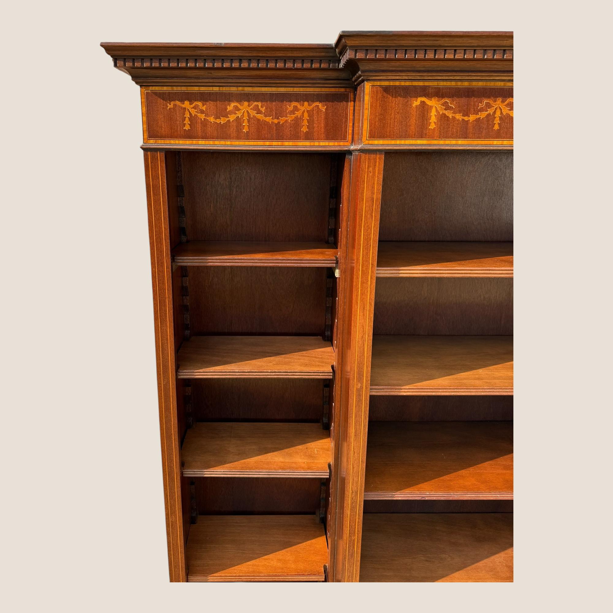 Antikes offenes Bücherregal mit Intarsien aus Mahagoni im Sheraton-Stil mit Regalen im Zustand „Gut“ im Angebot in King's Lynn, GB