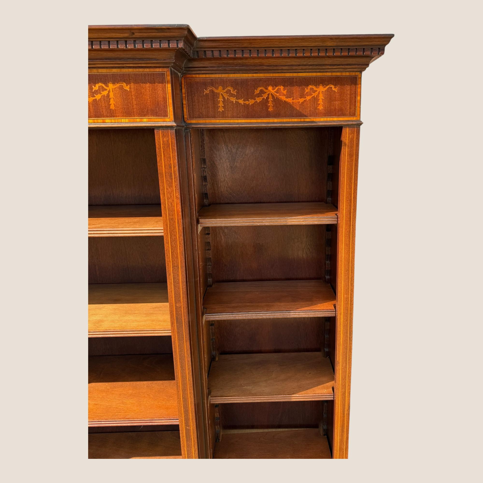 Antikes offenes Bücherregal mit Intarsien aus Mahagoni im Sheraton-Stil mit Regalen im Angebot 1