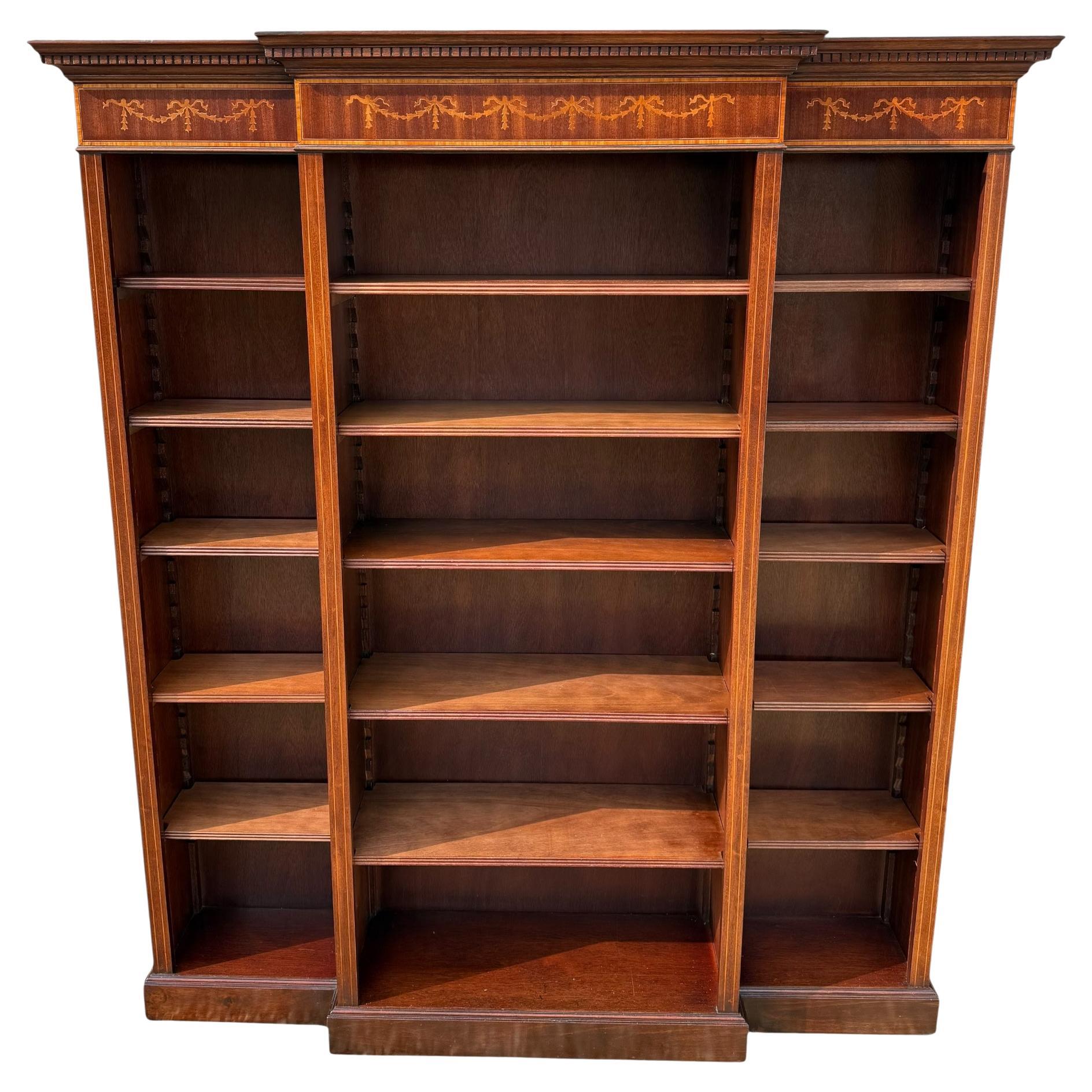 Antigua librería abierta con estantes de caoba con incrustaciones estilo Sheraton