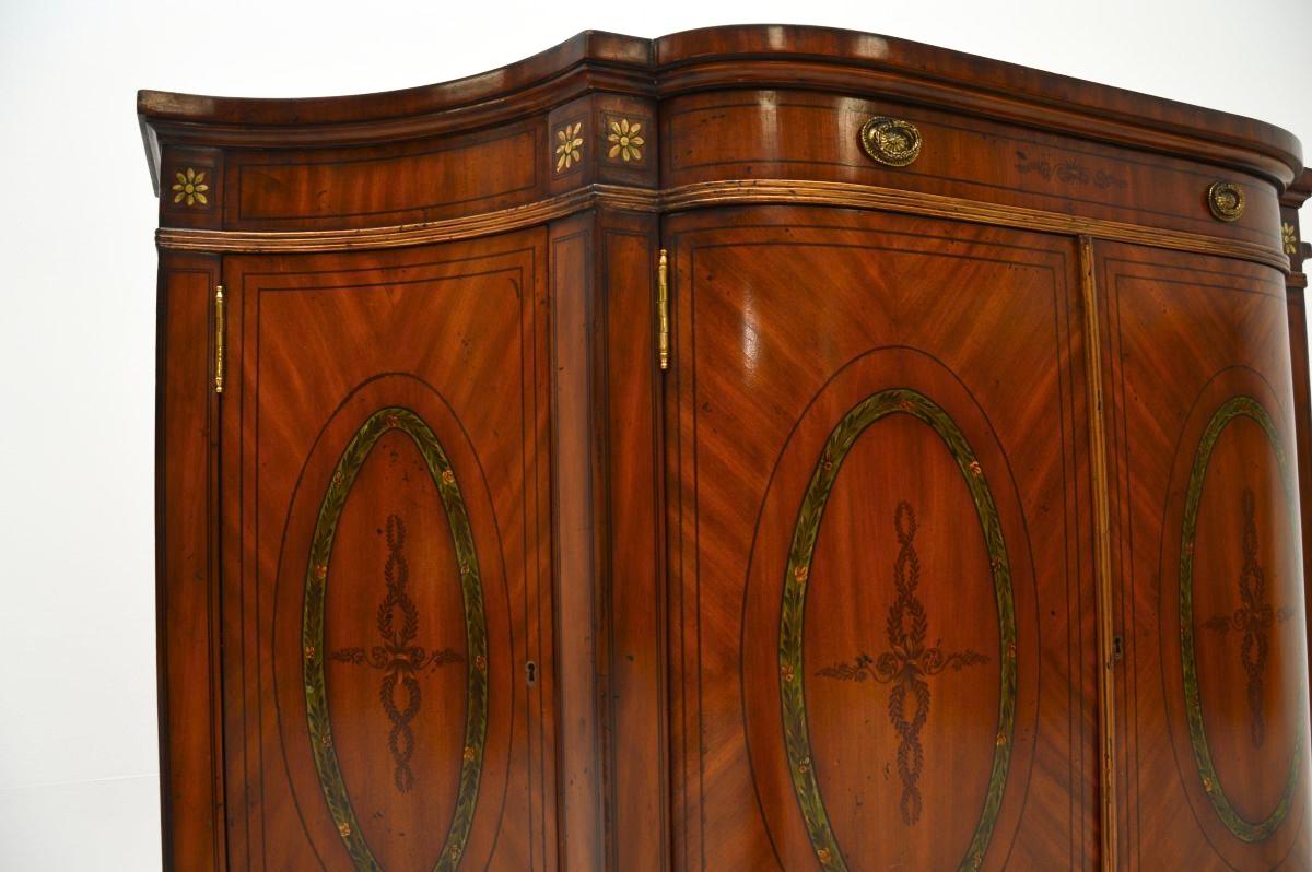 Antica credenza in legno satinato dipinto in stile Sheraton in vendita 4