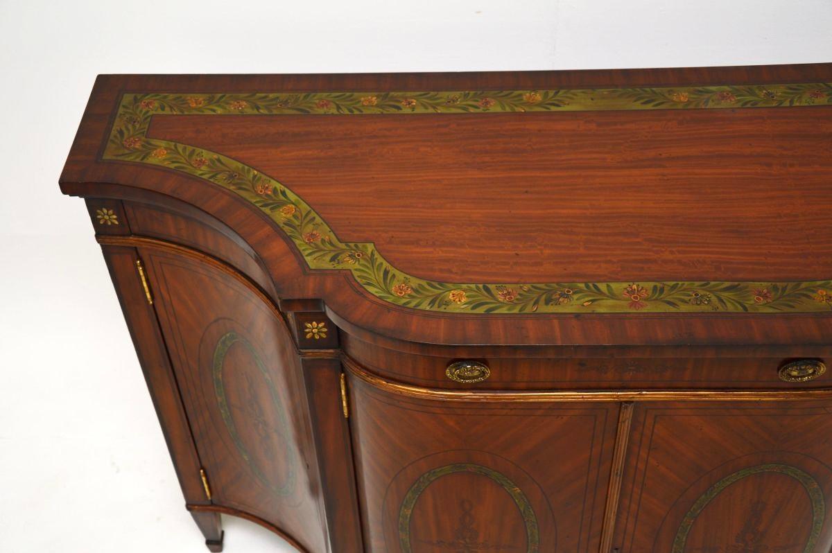 Metà XX secolo Antica credenza in legno satinato dipinto in stile Sheraton in vendita