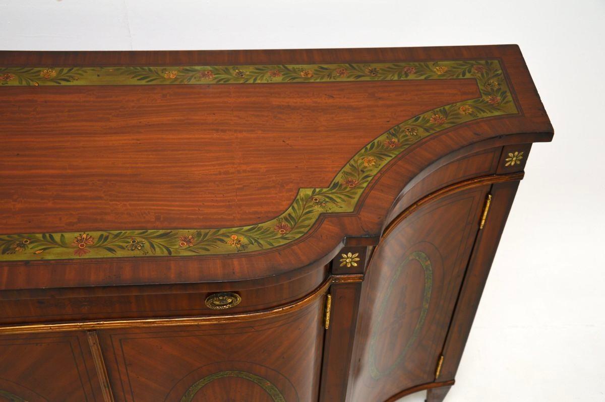 Legno di seta Antica credenza in legno satinato dipinto in stile Sheraton in vendita