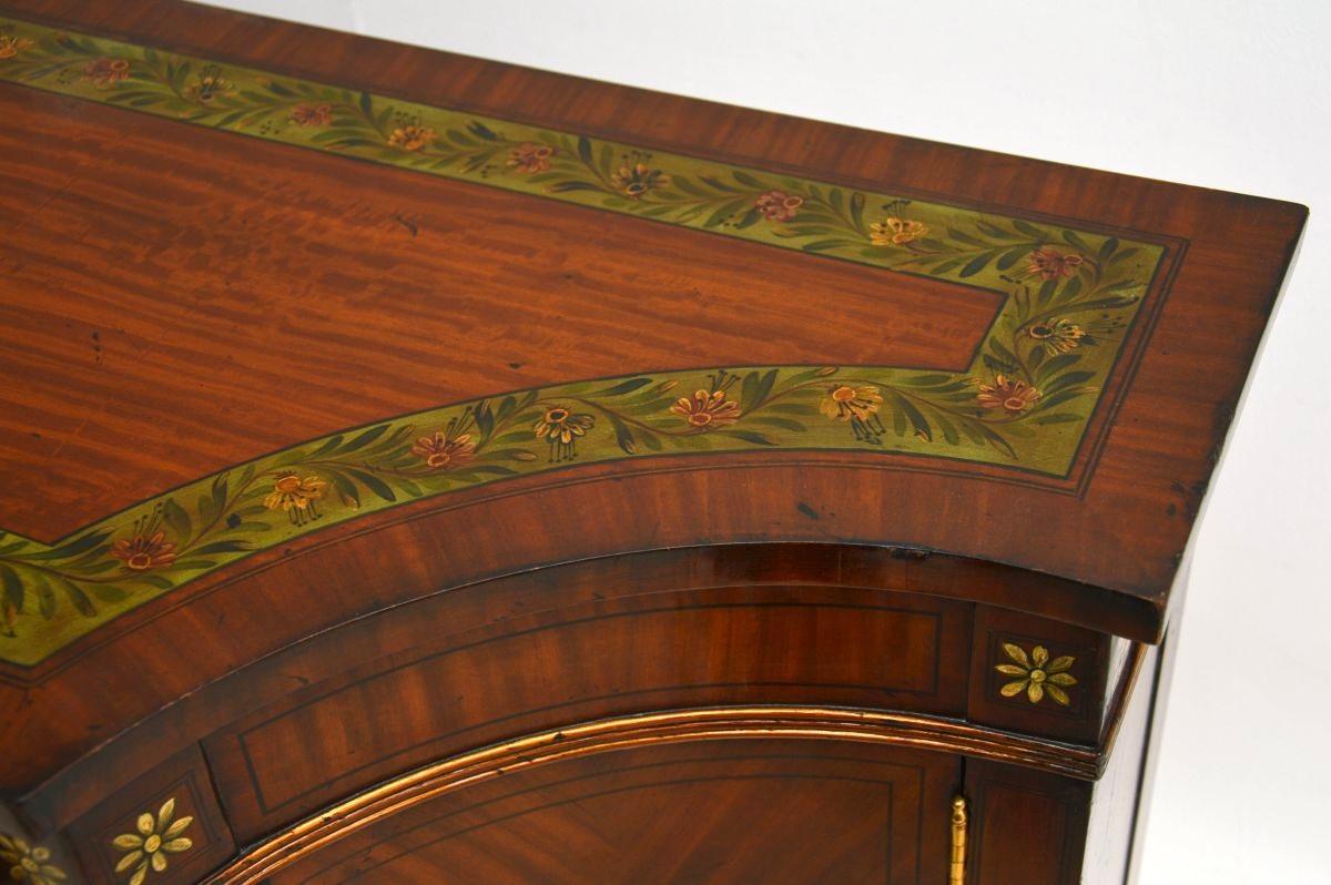 Antica credenza in legno satinato dipinto in stile Sheraton in vendita 1
