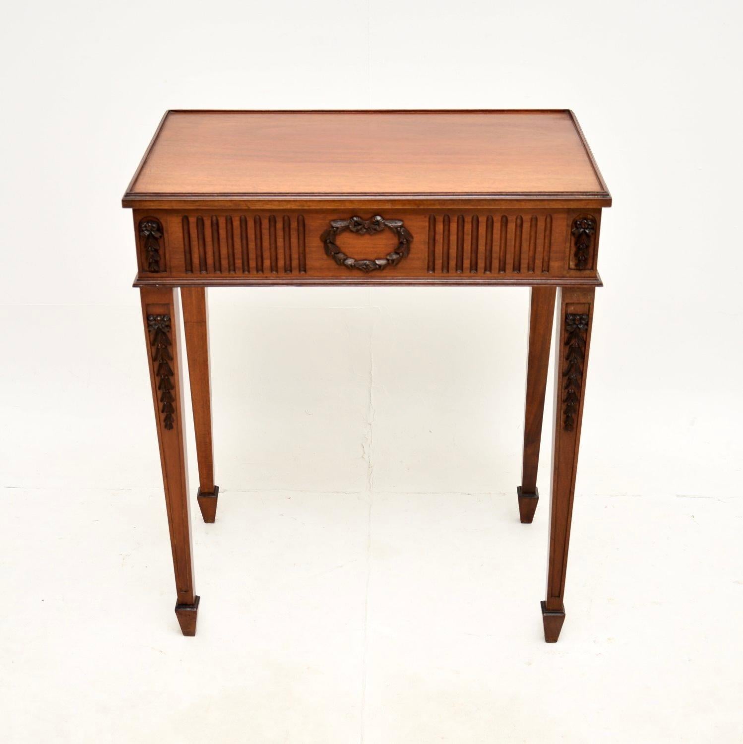 A beautiful antique side table in the Sheraton style. This was made in England, it dates from around the 1900-1910 period.

The quality is excellent, this is finely made with beautiful carving on the edges. It is a very useful size, sitting on