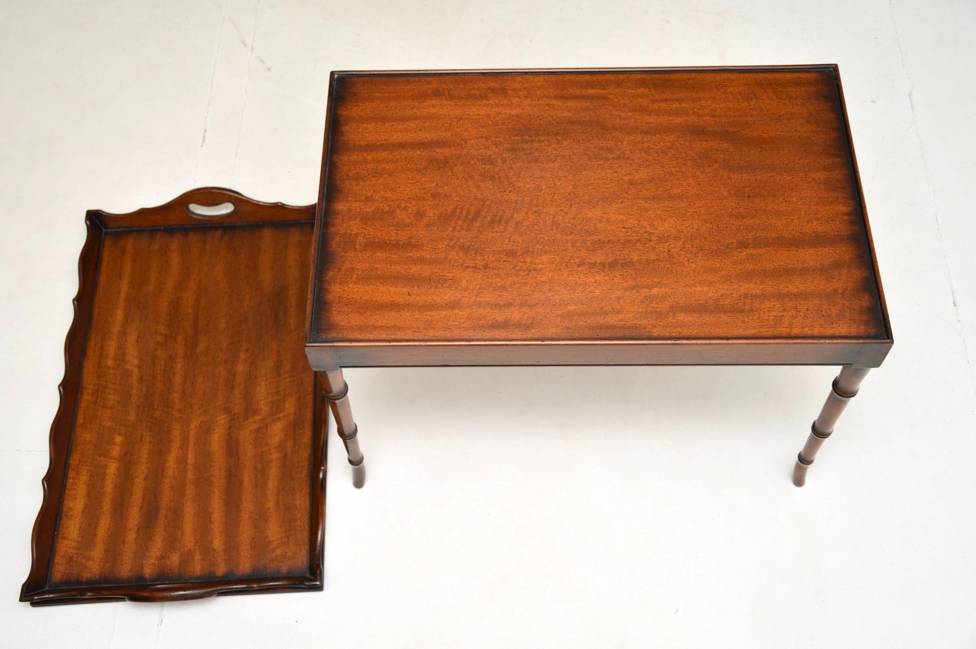 Milieu du XXe siècle Ancienne table basse à plateau de style Sheraton en vente