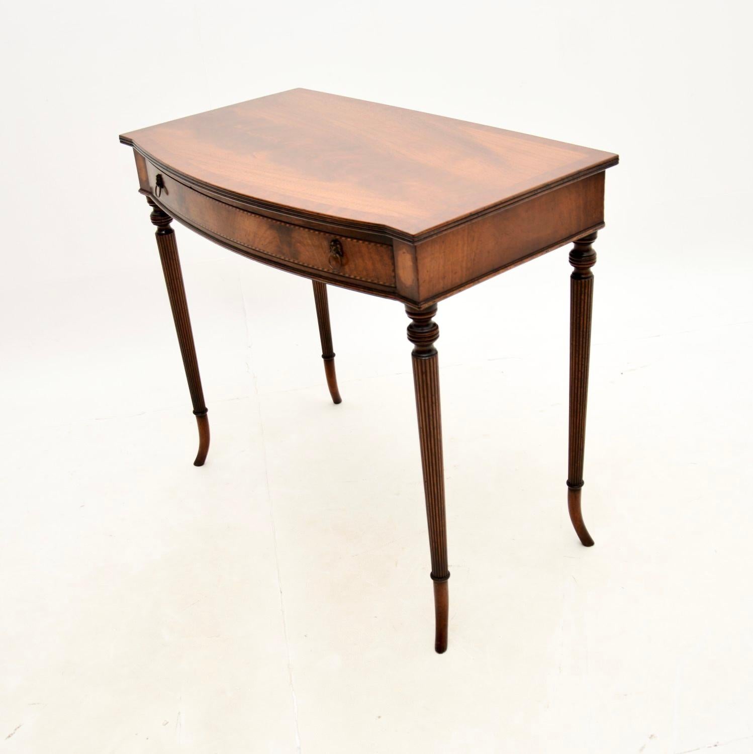 Table d'écriture/table d'appoint ancienne de style Sheraton Bon état - En vente à London, GB