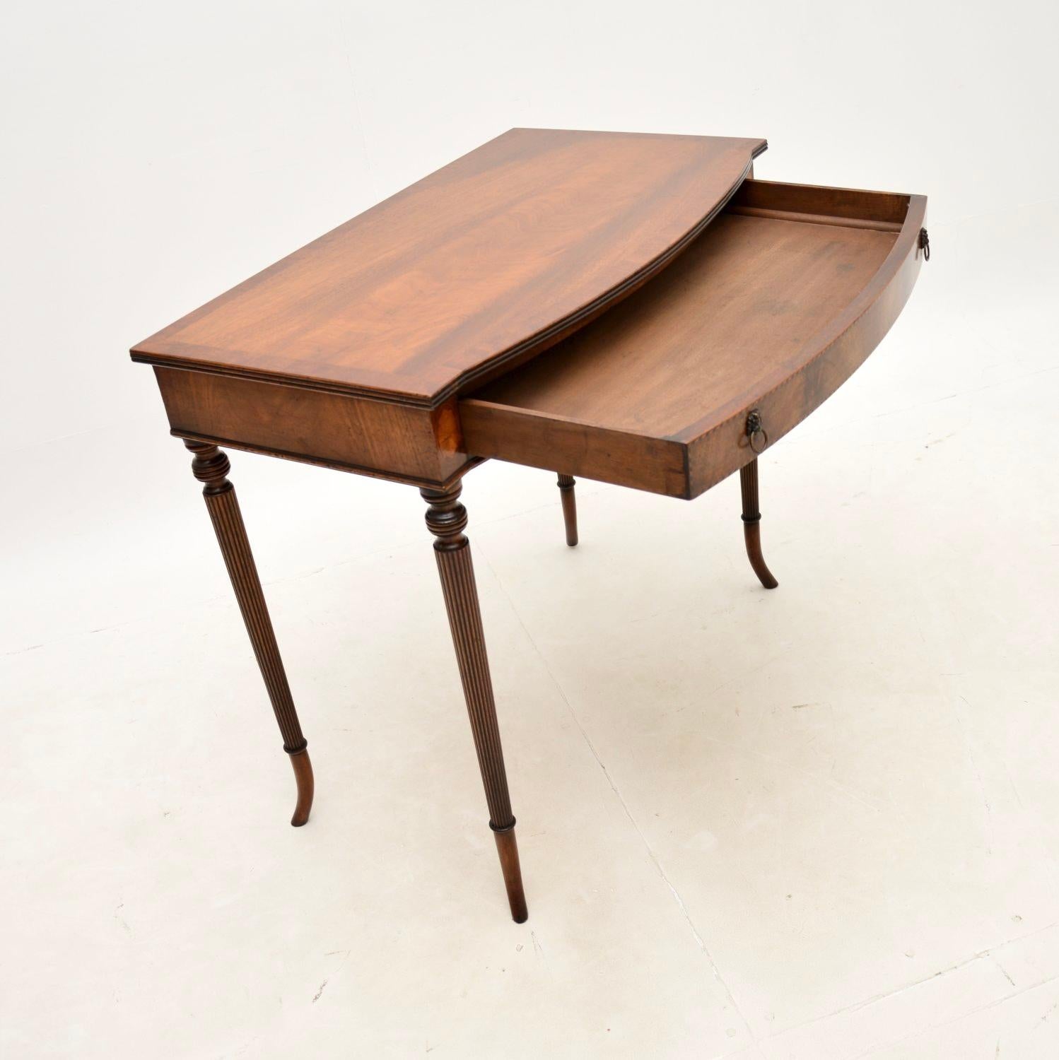 Début du 20ème siècle Table d'écriture/table d'appoint ancienne de style Sheraton en vente