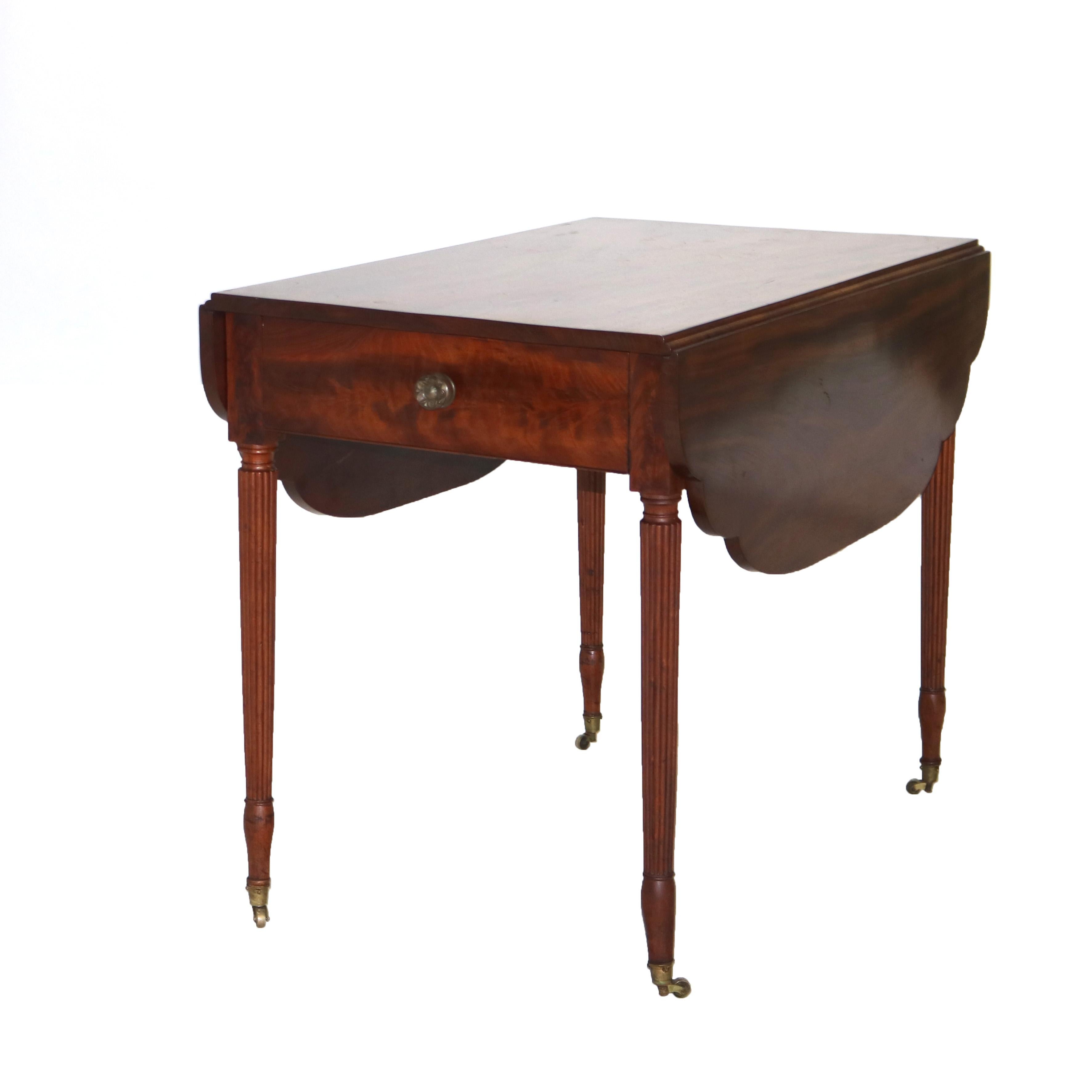 Acajou Ancienne table à feuilles tombantes Sheridan Pembroke en acajou C1830 en vente