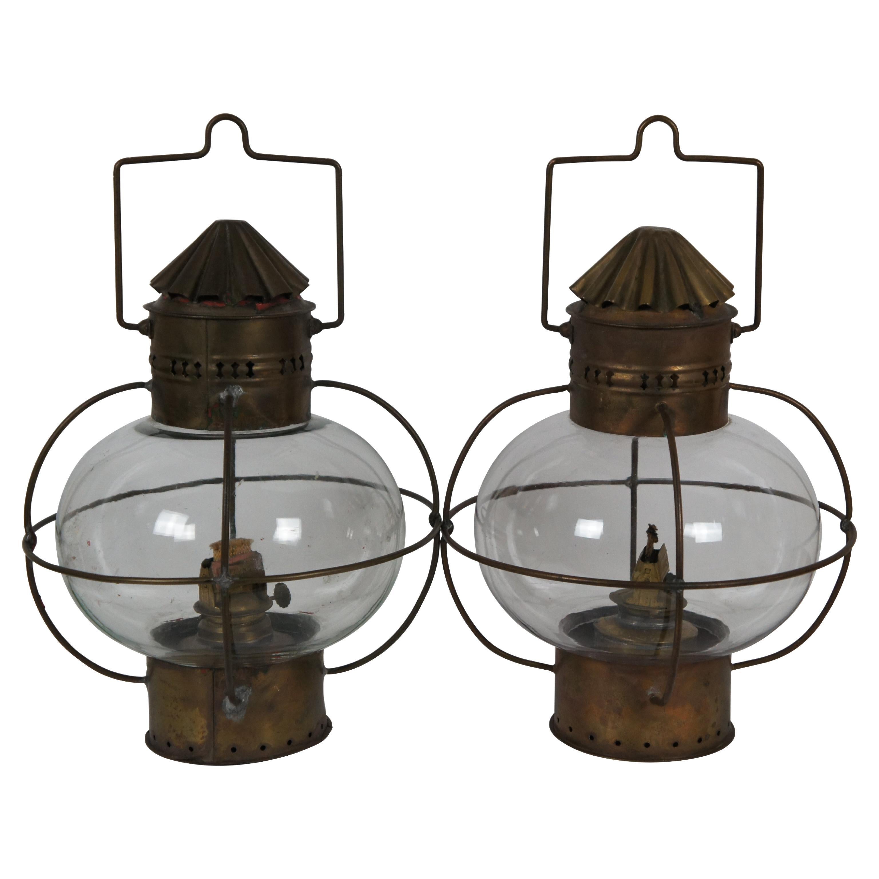 Anciennes lanternes à huile d'oignon en laiton de la marine britannique Sherwood & Wedge
