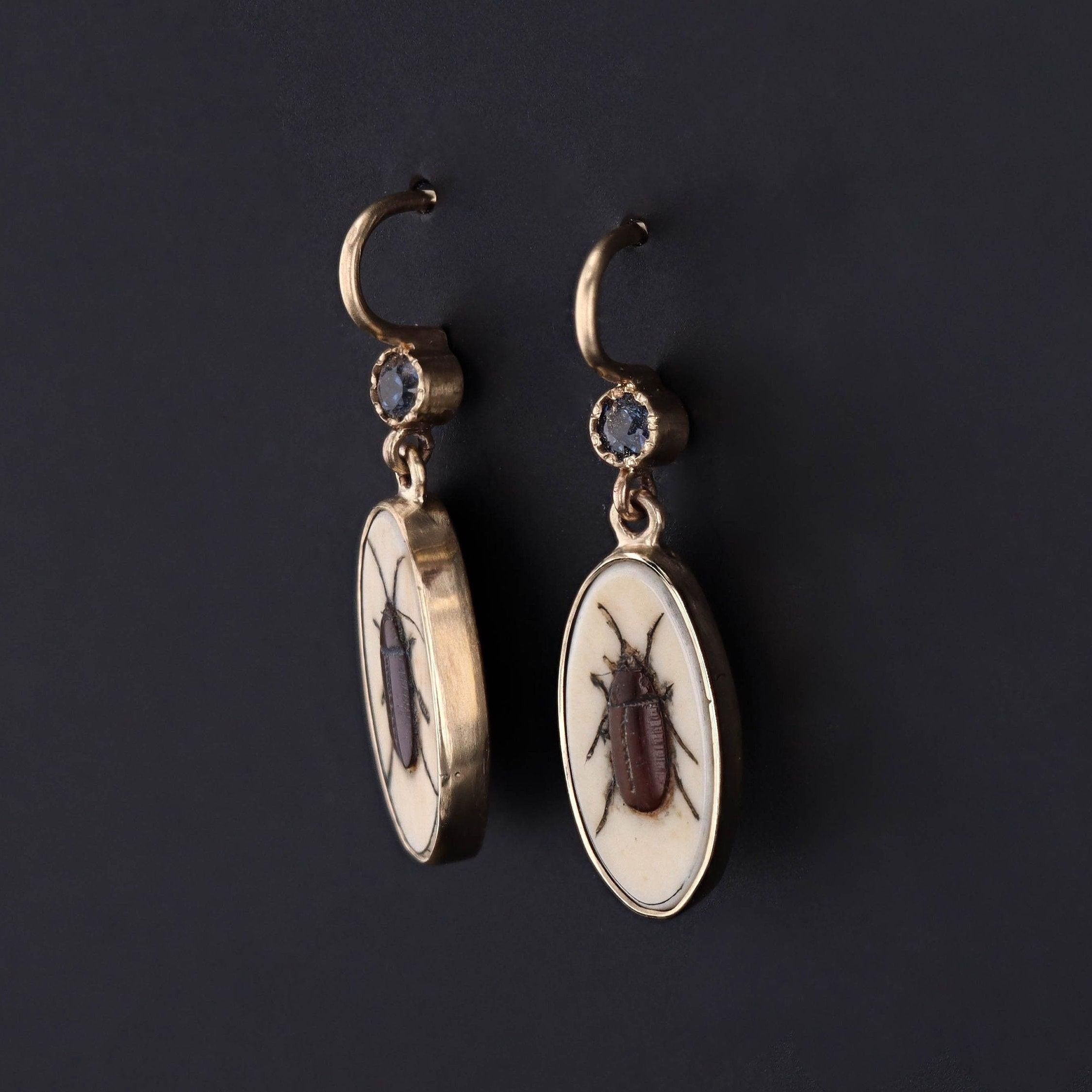 Für diese Ohrringe hat unser Juwelier antike Shibayama-Spielsteine (um 1880) sorgfältig in eine ovale Form geschnitten, in 14-karätiges Gold gefasst und mit 14-karätigen Ohrdrähten und Saphirfassungen versehen.

Jeder Ohrring misst 1 Zoll von der