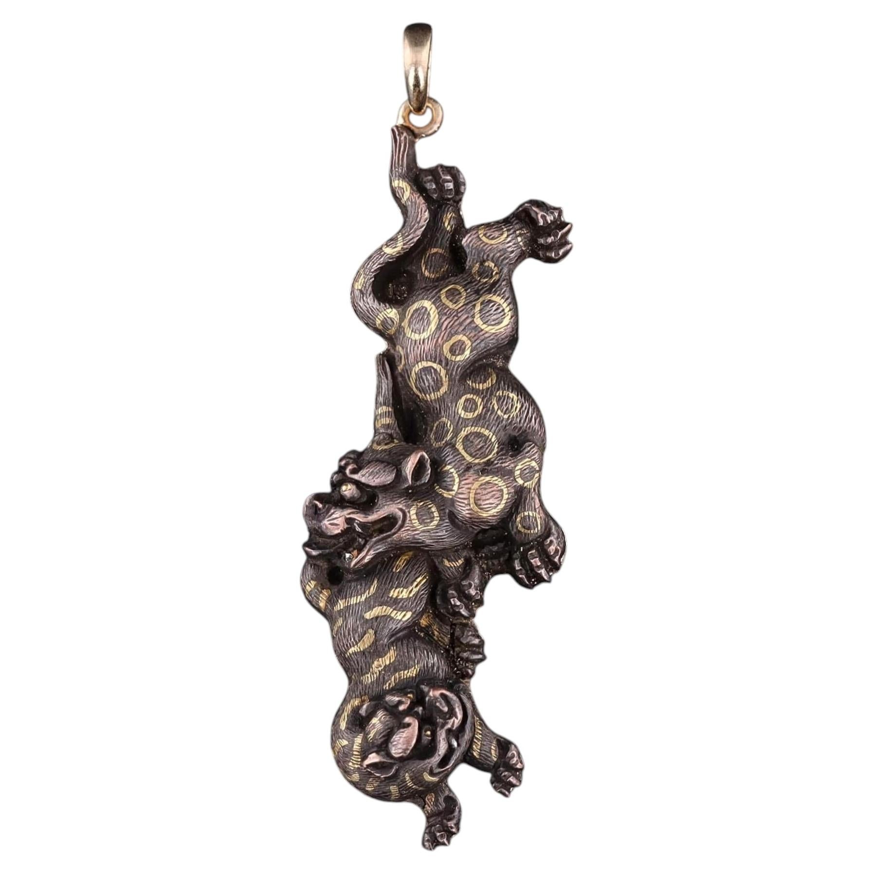 Colgante antiguo de jaguar Shibuichi en oro de 14 quilates, circa 1890