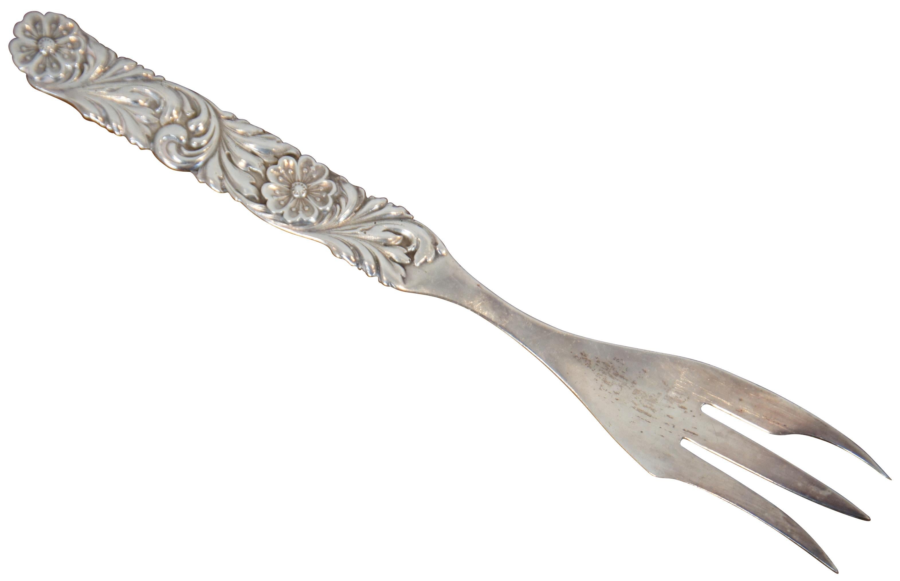 Rare antique Shiebler sterling silver 925 meat serving fork featuring the Daisy floral medallion design with swirling leaves.

Provenance: Jerome Schottenstein Estate, Columbus Ohio. Jerome was was an American entrepreneur and philanthropist,
