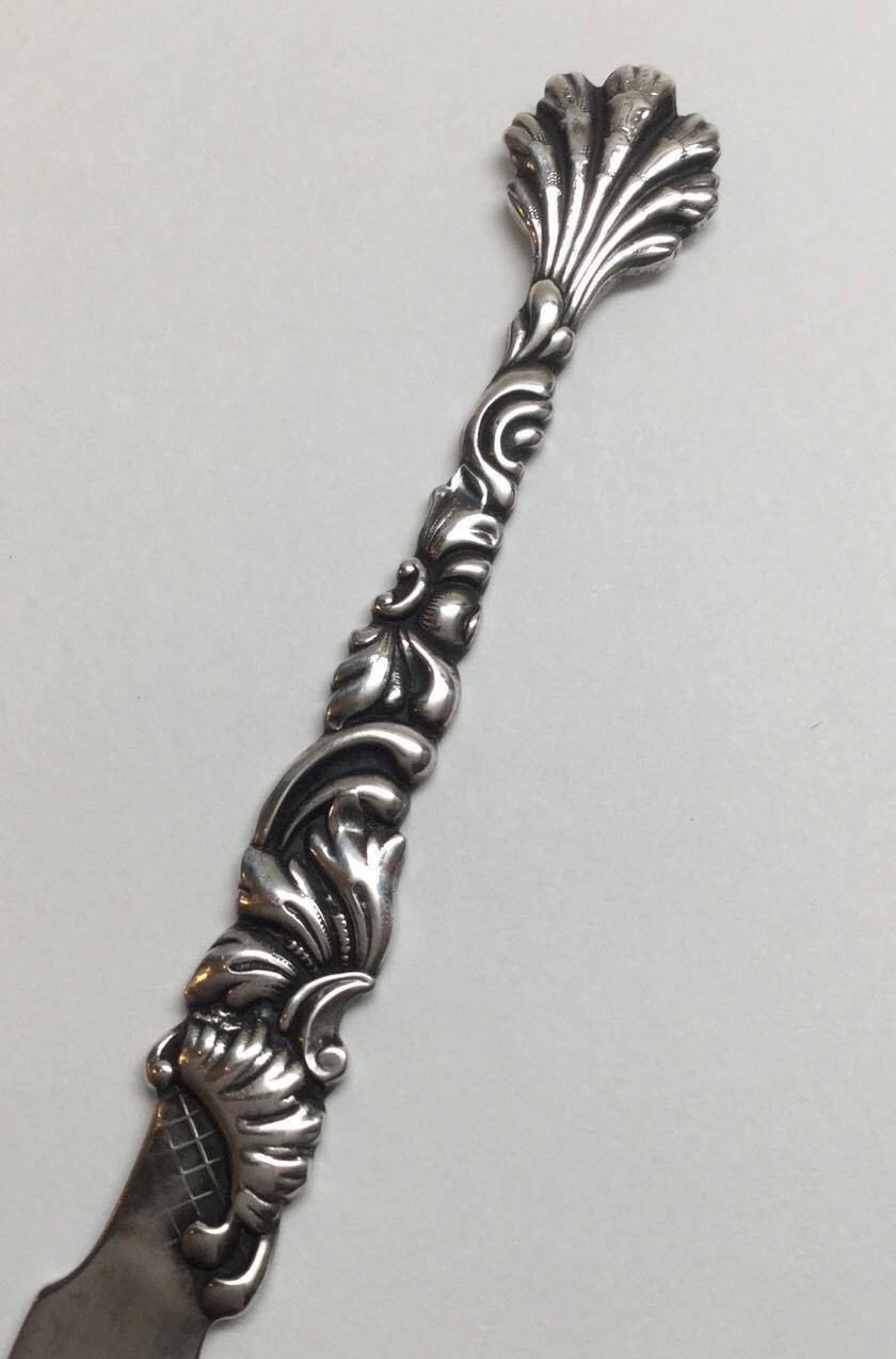 Antique George Shiebler sterling silver Art Nouveau letter opener #3022 with scroll handle and plume tip. Dated pre-1910. No monogram or engraving. Marked: S in circle with wings, STERLING, 3022. Measures: 6 3/8